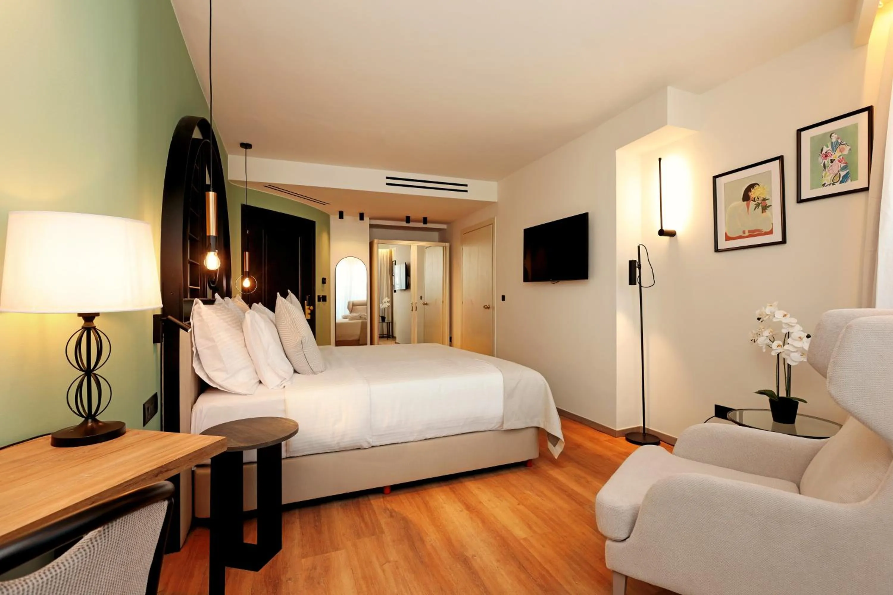 Bed in Zeus Essence Bucharest Opera