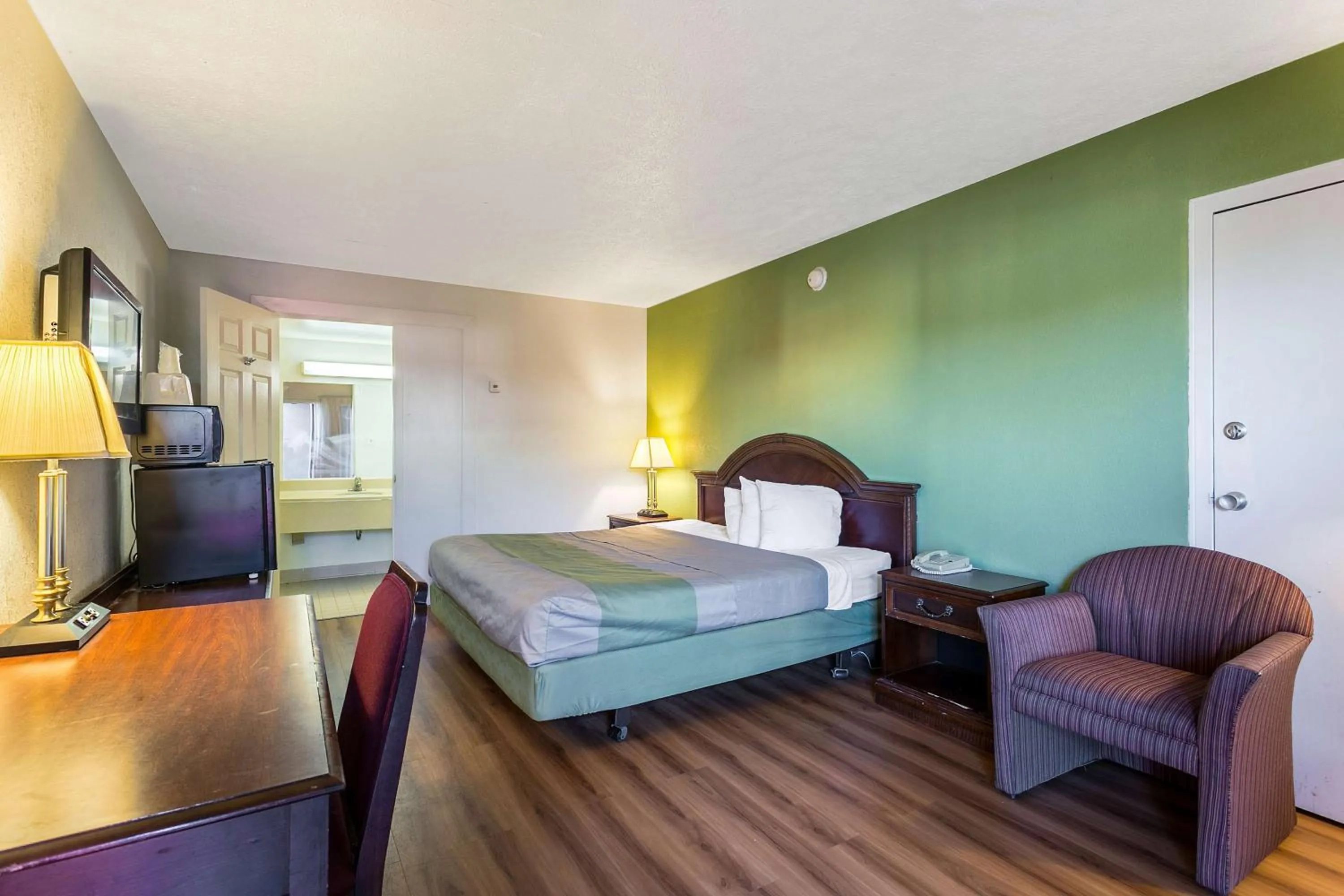 TV and multimedia, Bed in Americas Best Value Inn Edgewood, MD