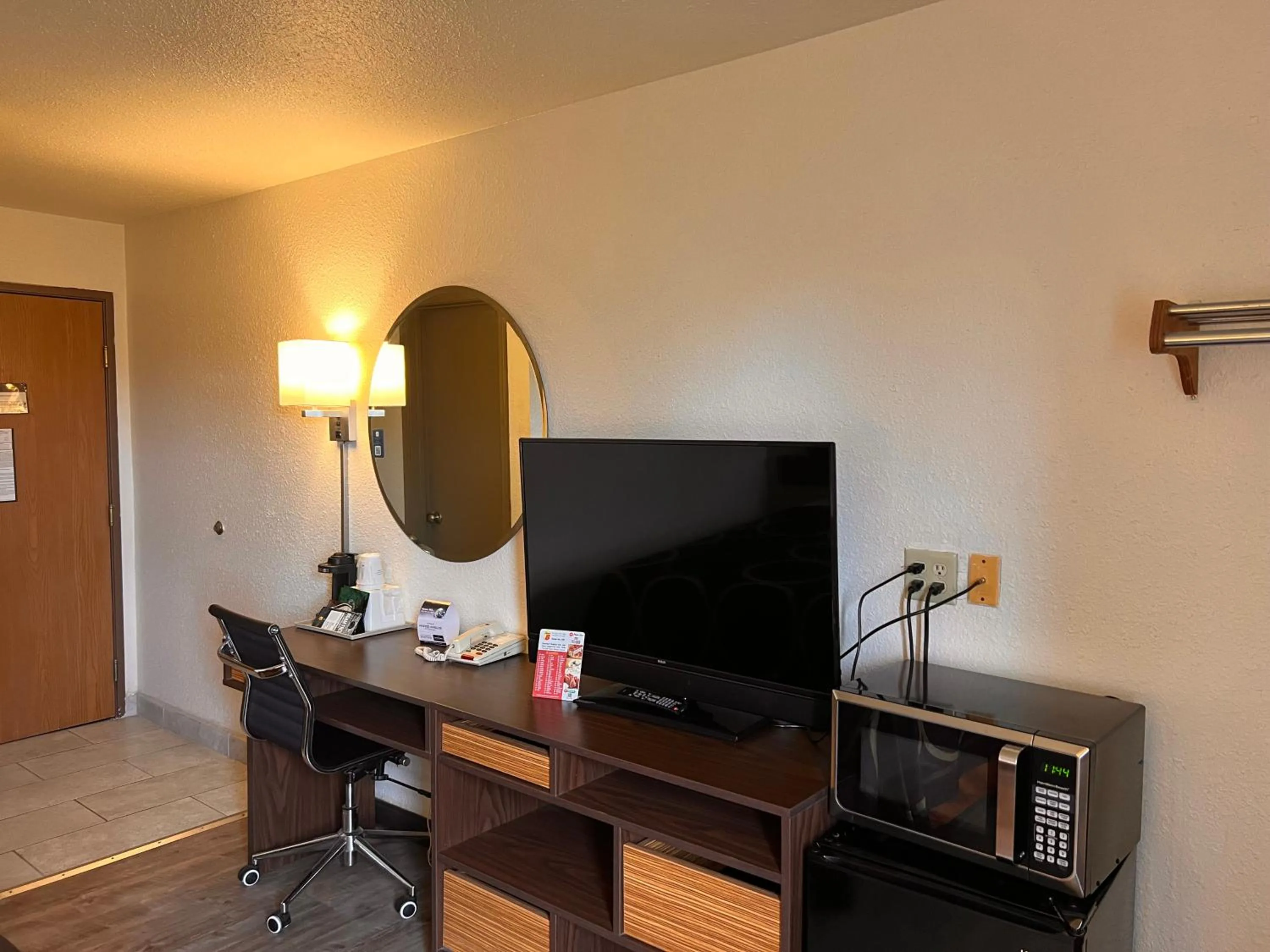 TV and multimedia in Super 8 by Wyndham Elizabethtown