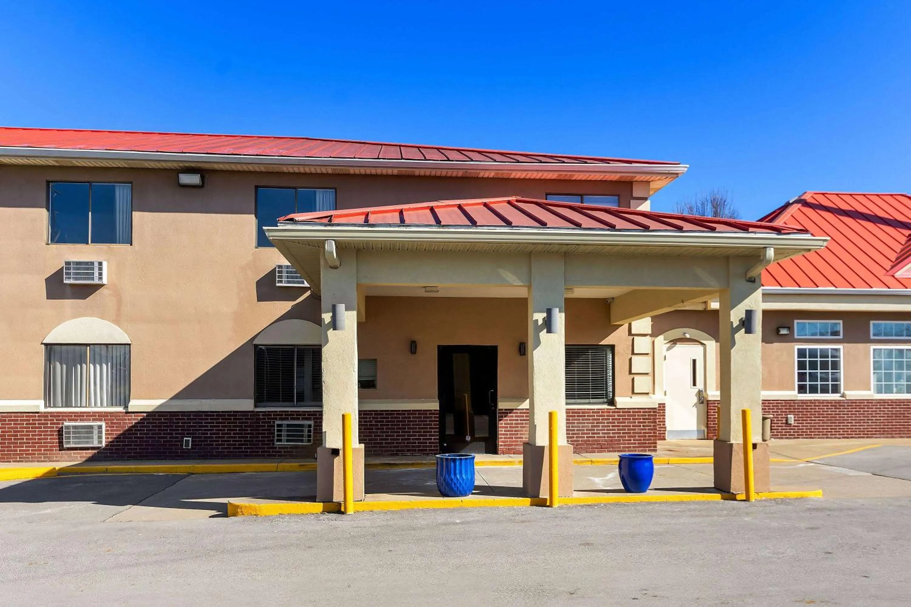 Property building in Super 8 by Wyndham Elizabethtown