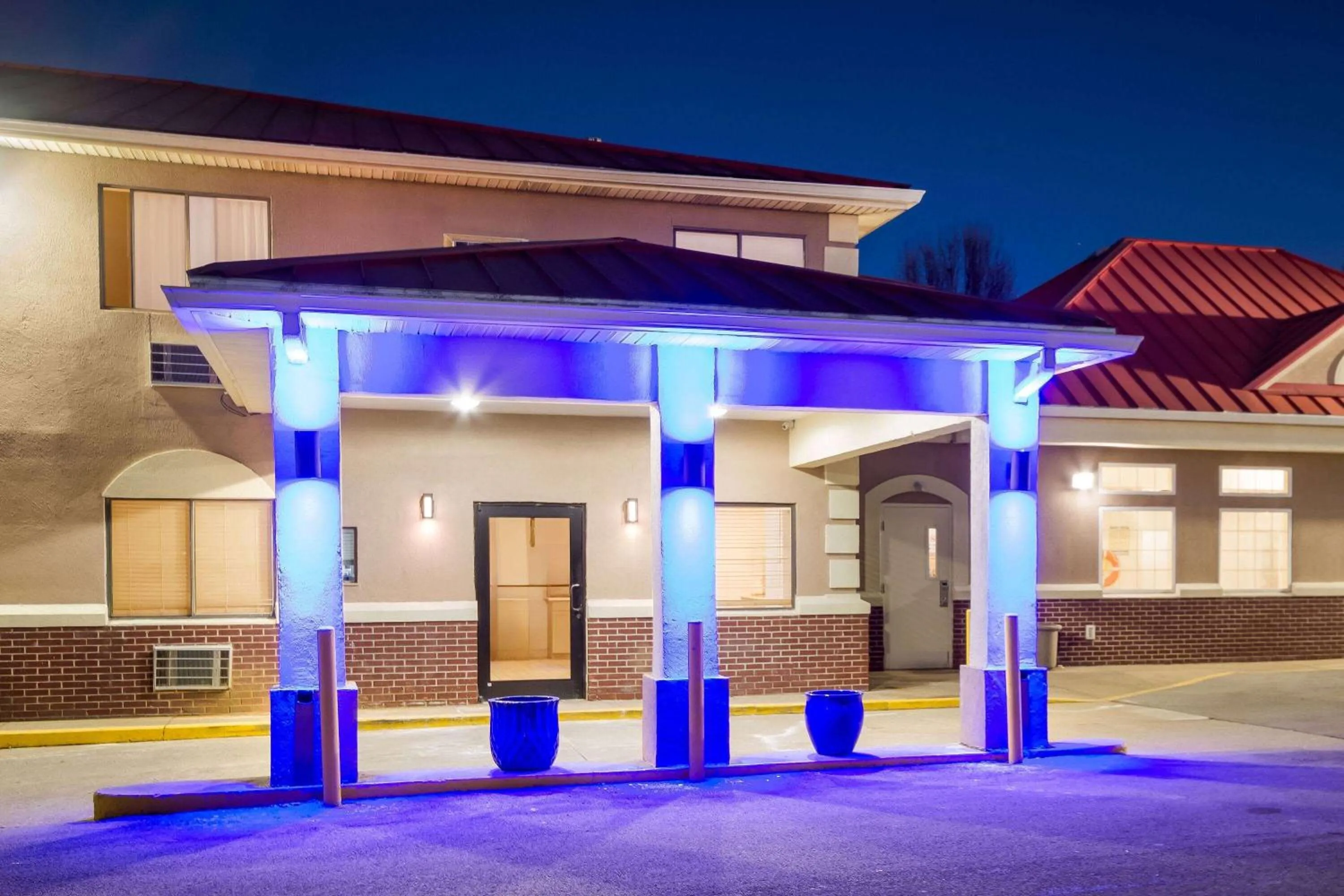 Property building in Super 8 by Wyndham Elizabethtown