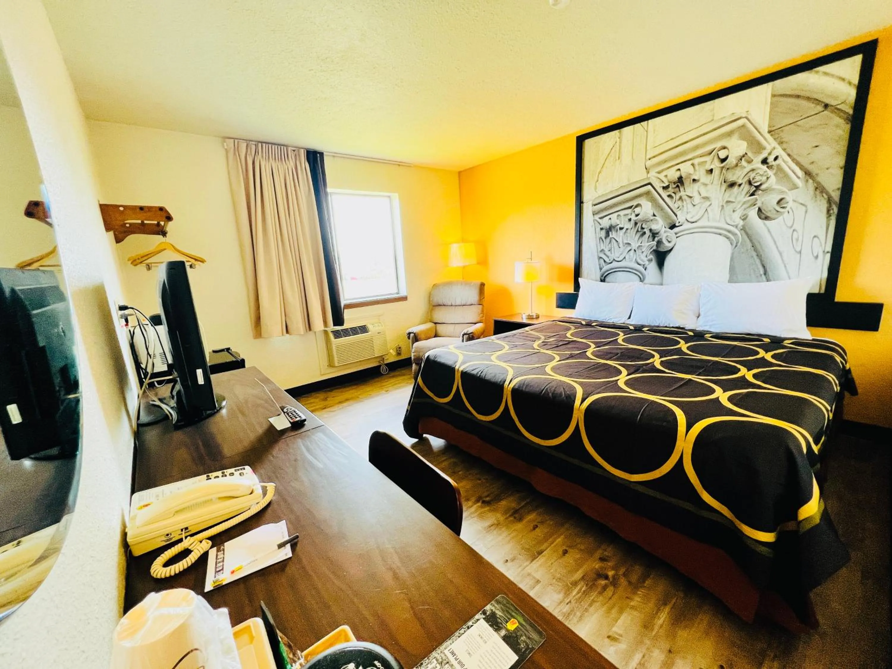 Bedroom, Bed in Super 8 by Wyndham Elizabethtown