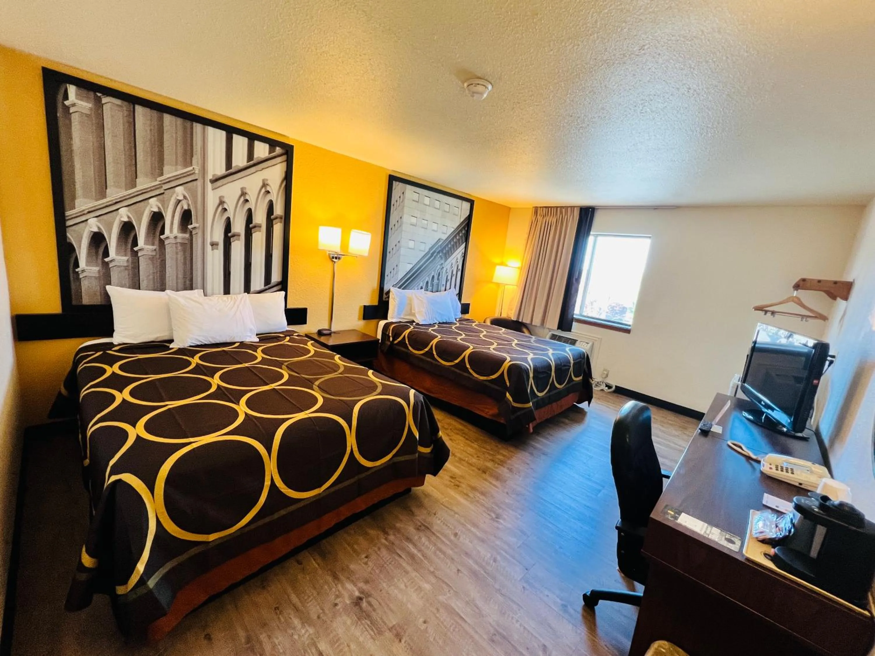 Bedroom, Bed in Super 8 by Wyndham Elizabethtown