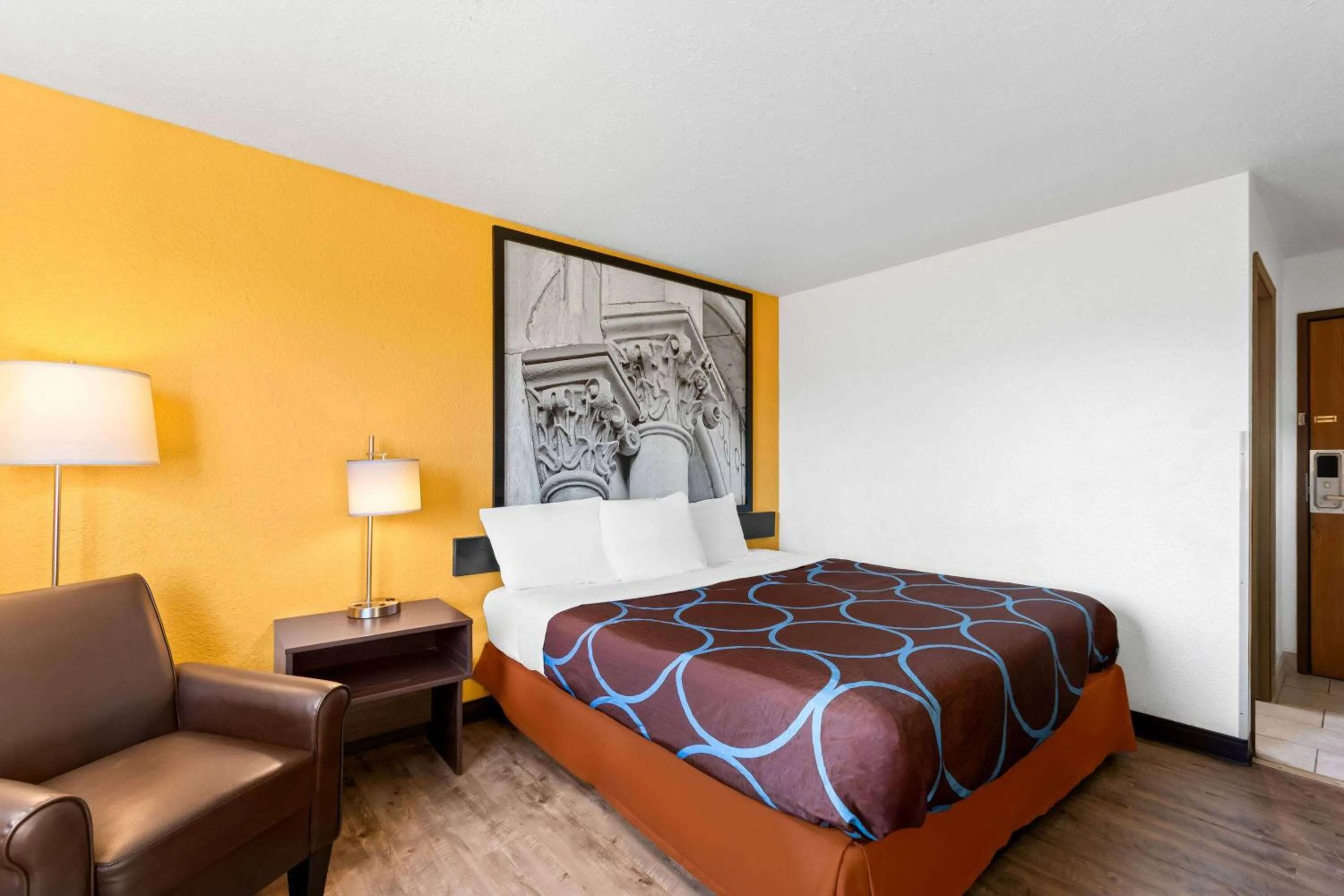 Photo of the whole room, Bed in Super 8 by Wyndham Elizabethtown