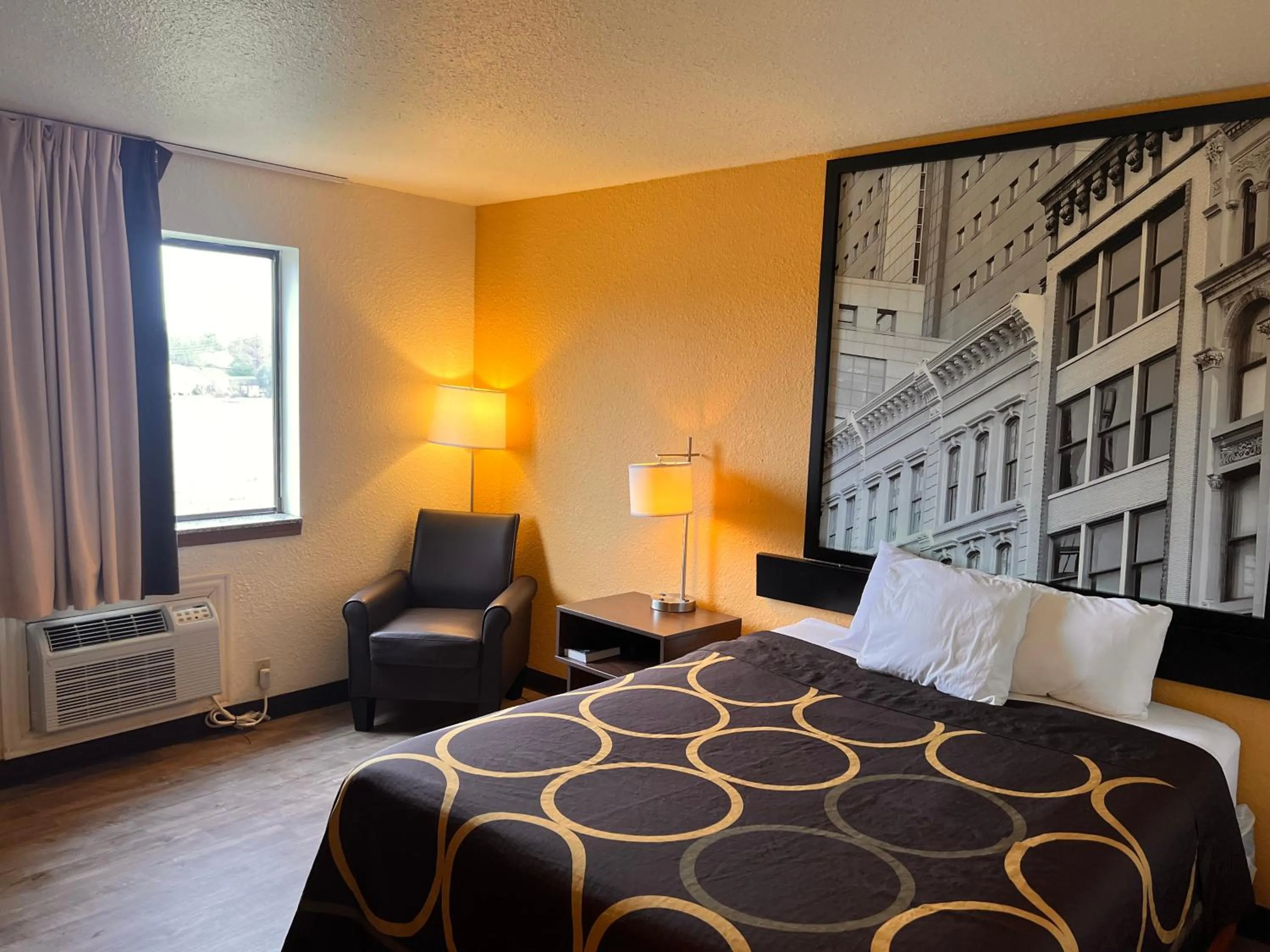 Bedroom, Bed in Super 8 by Wyndham Elizabethtown
