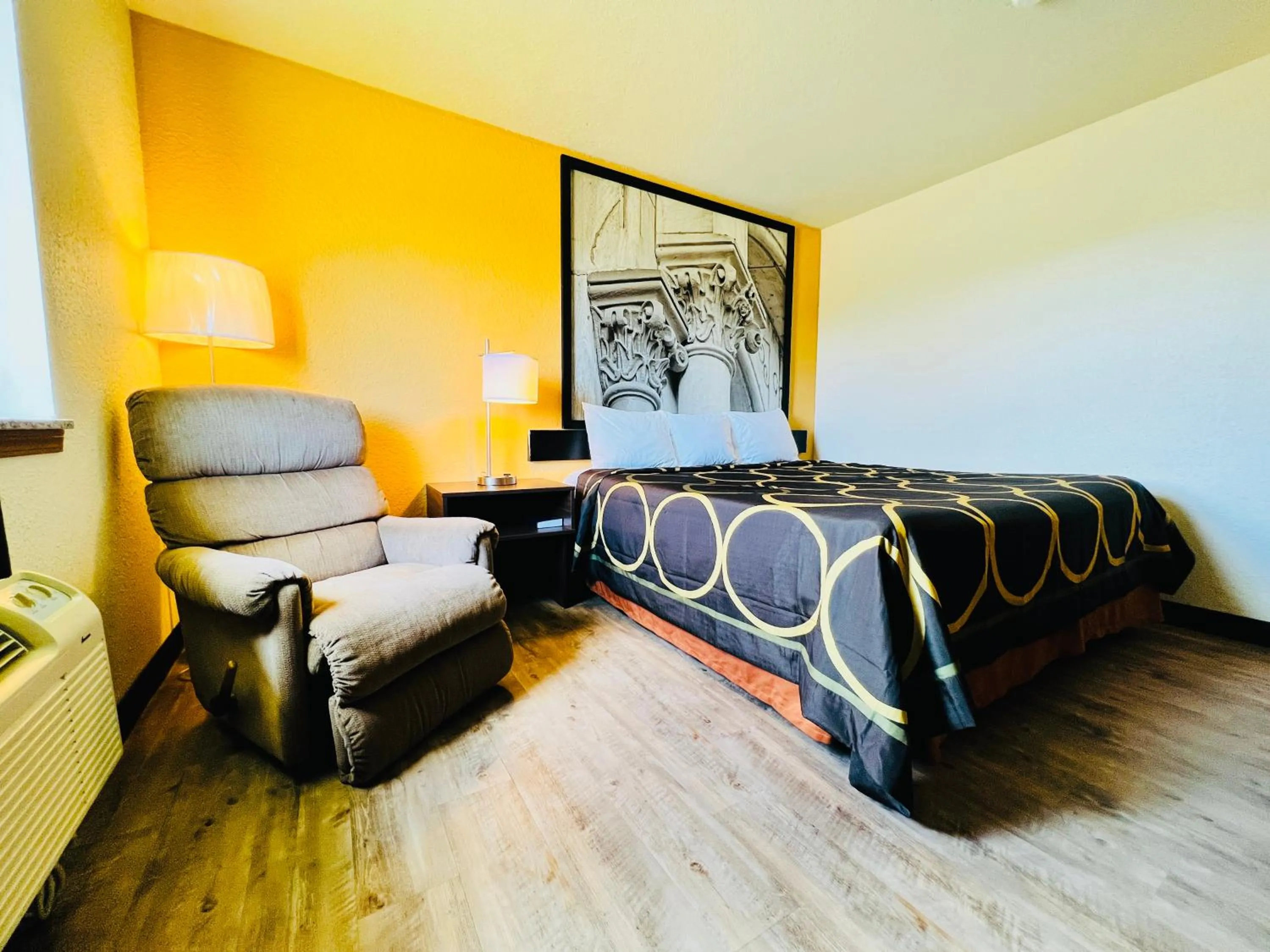 Bedroom, Bed in Super 8 by Wyndham Elizabethtown