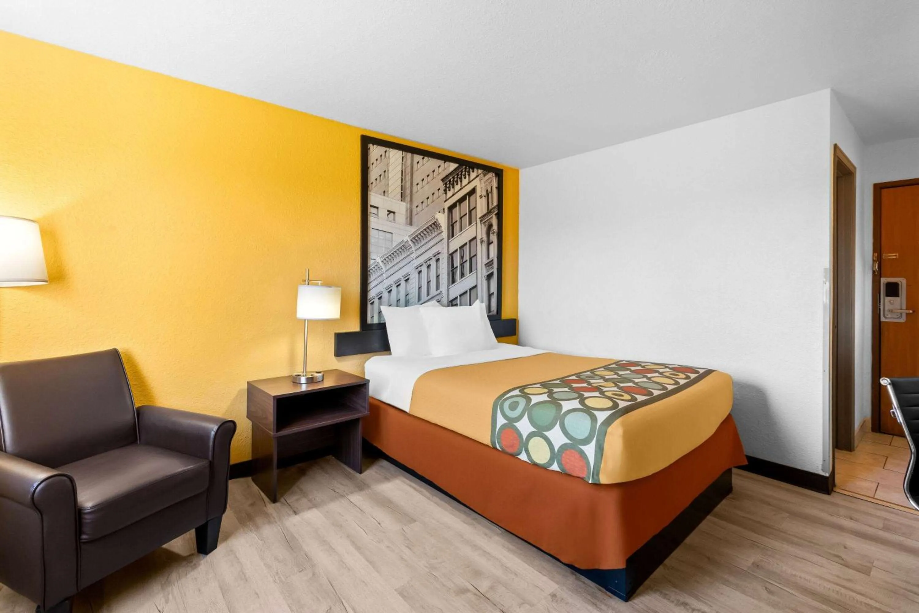 Photo of the whole room, Bed in Super 8 by Wyndham Elizabethtown