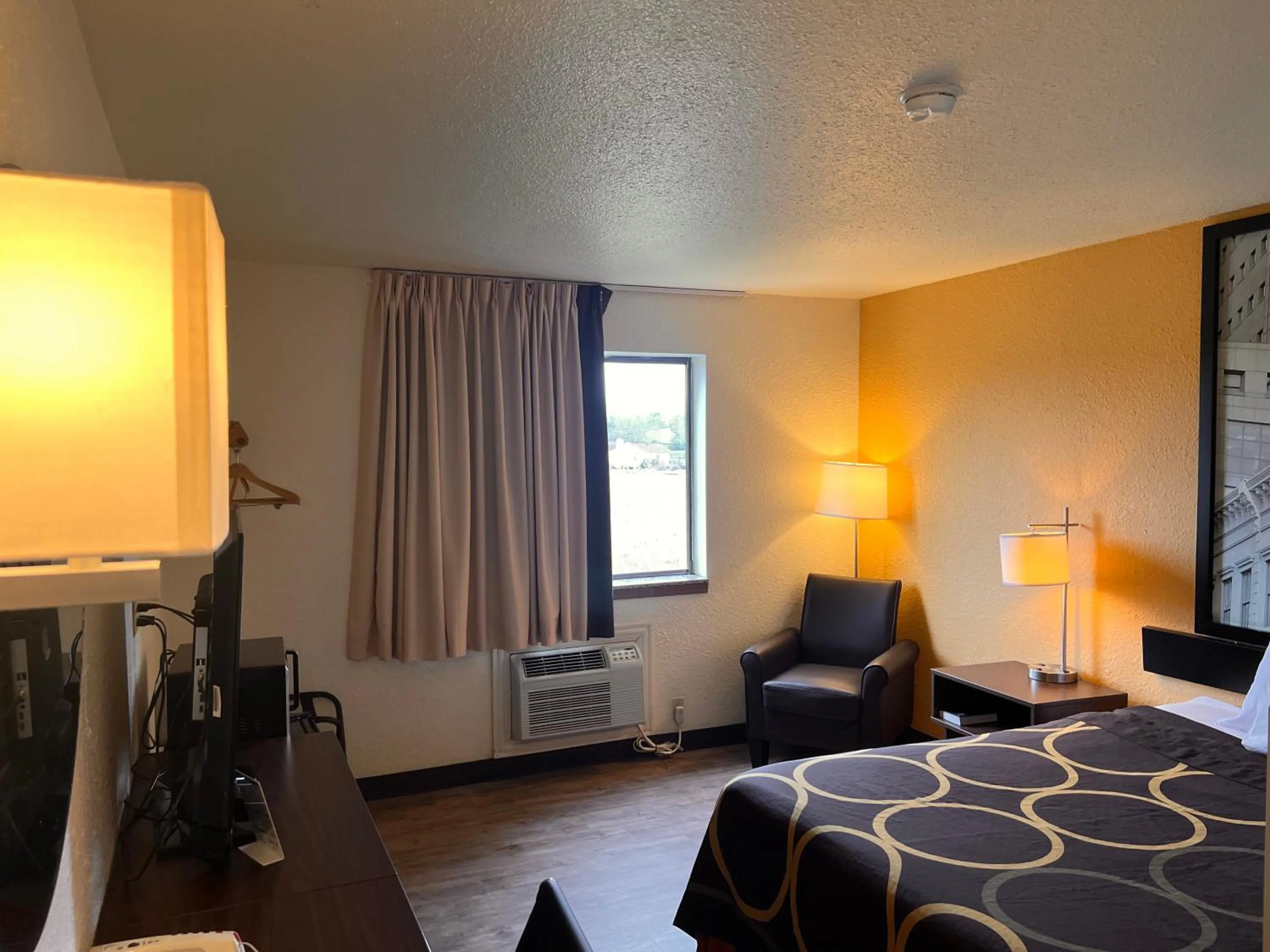 Bedroom, Bed in Super 8 by Wyndham Elizabethtown