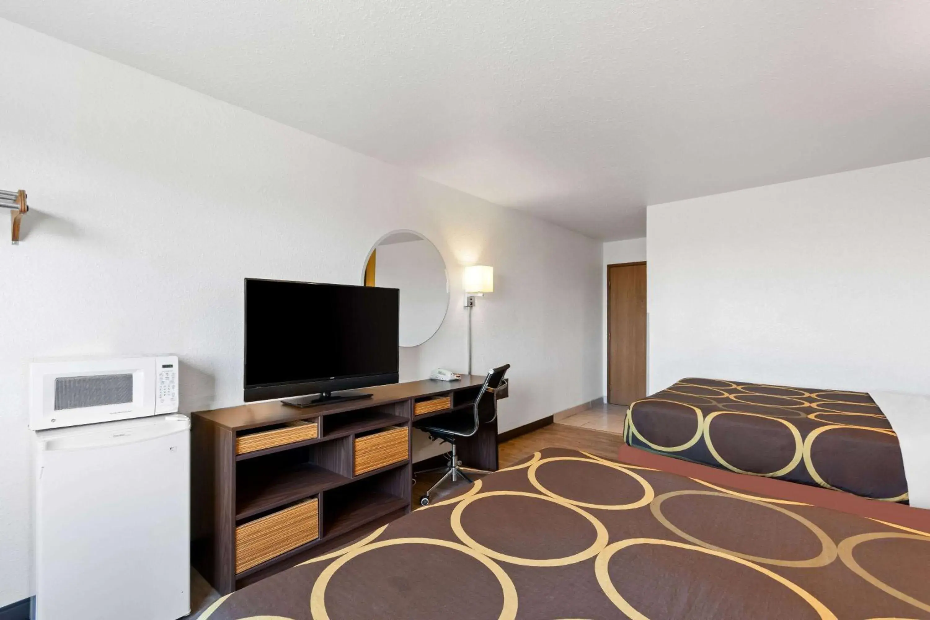 Queen Room with Two Queen Beds - Non-Smoking in Super 8 by Wyndham Elizabethtown Queen Room with Two Queen Beds - Non-Smoking in Super 8 by Wyndham Elizabethtown