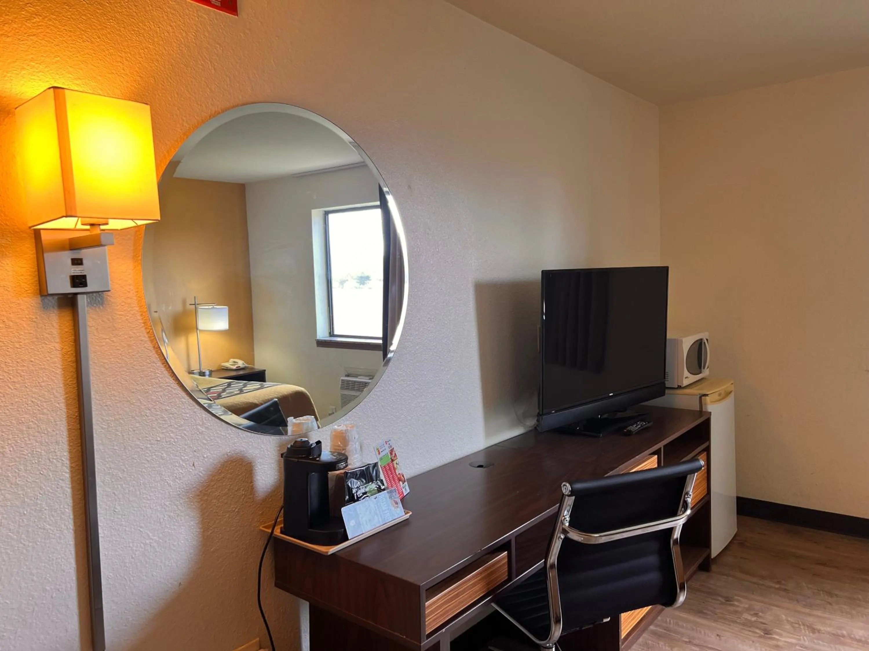 Evening entertainment in Super 8 by Wyndham Elizabethtown