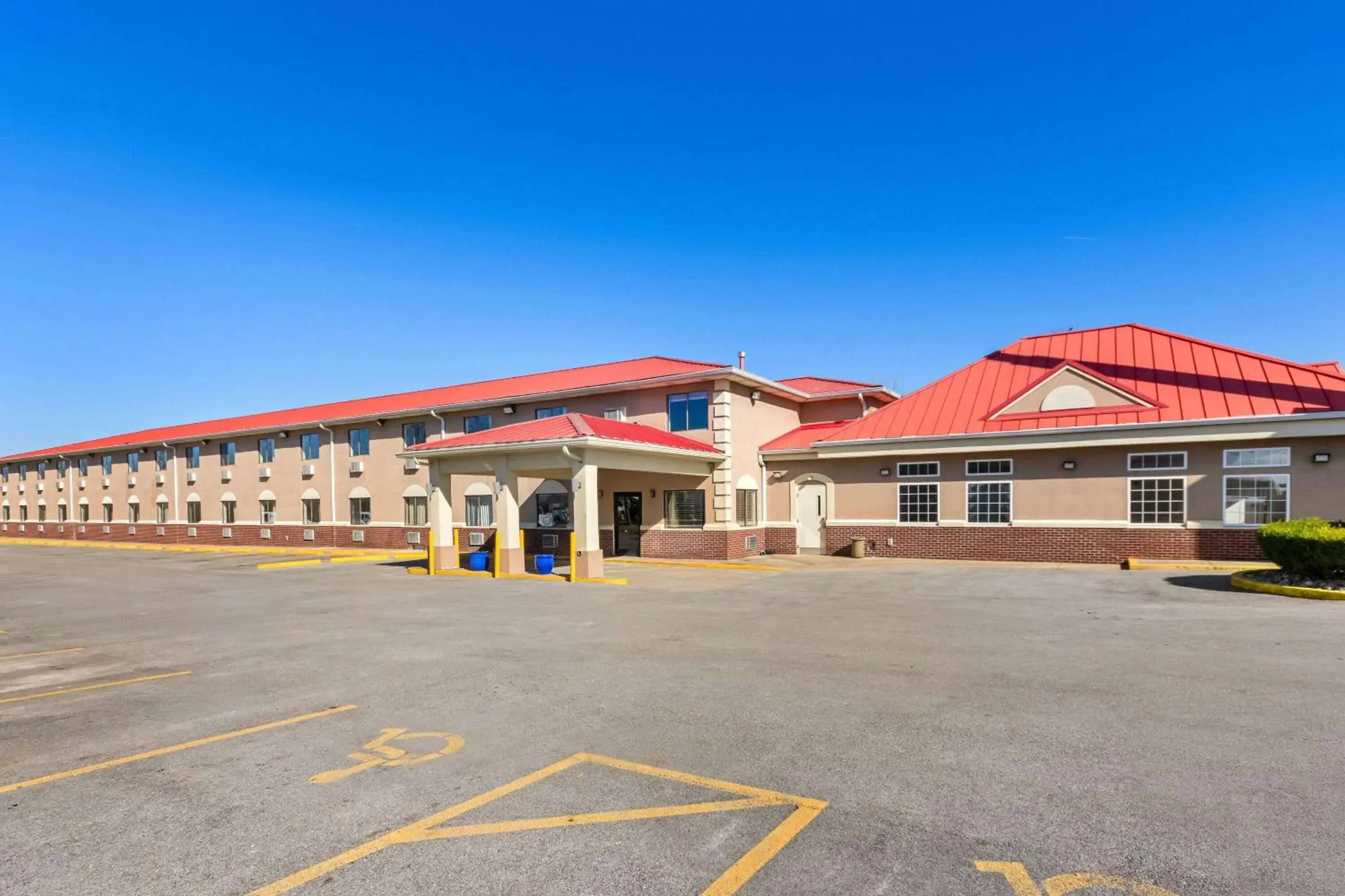 Property building in Super 8 by Wyndham Elizabethtown Property building in Super 8 by Wyndham Elizabethtown