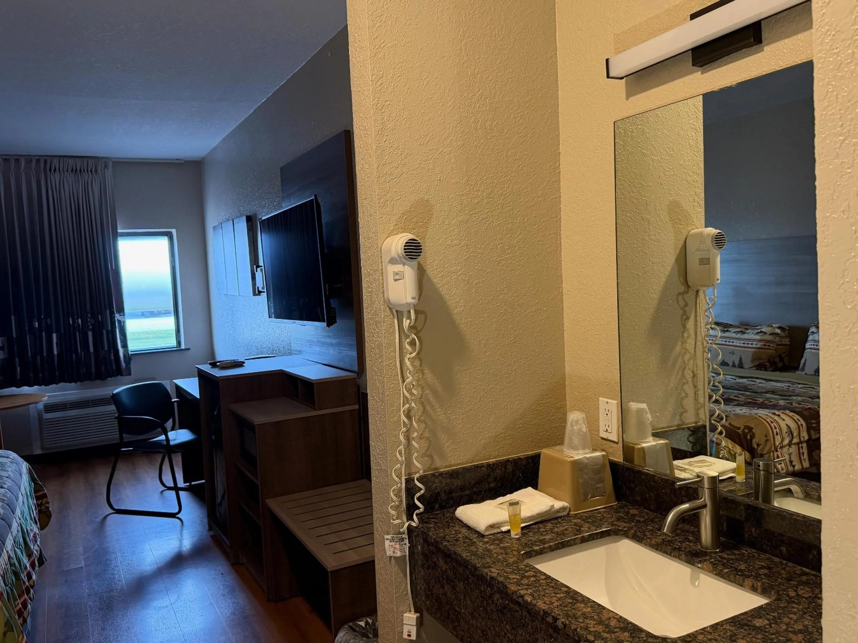 Bed in Booneslick Lodge - Neosho