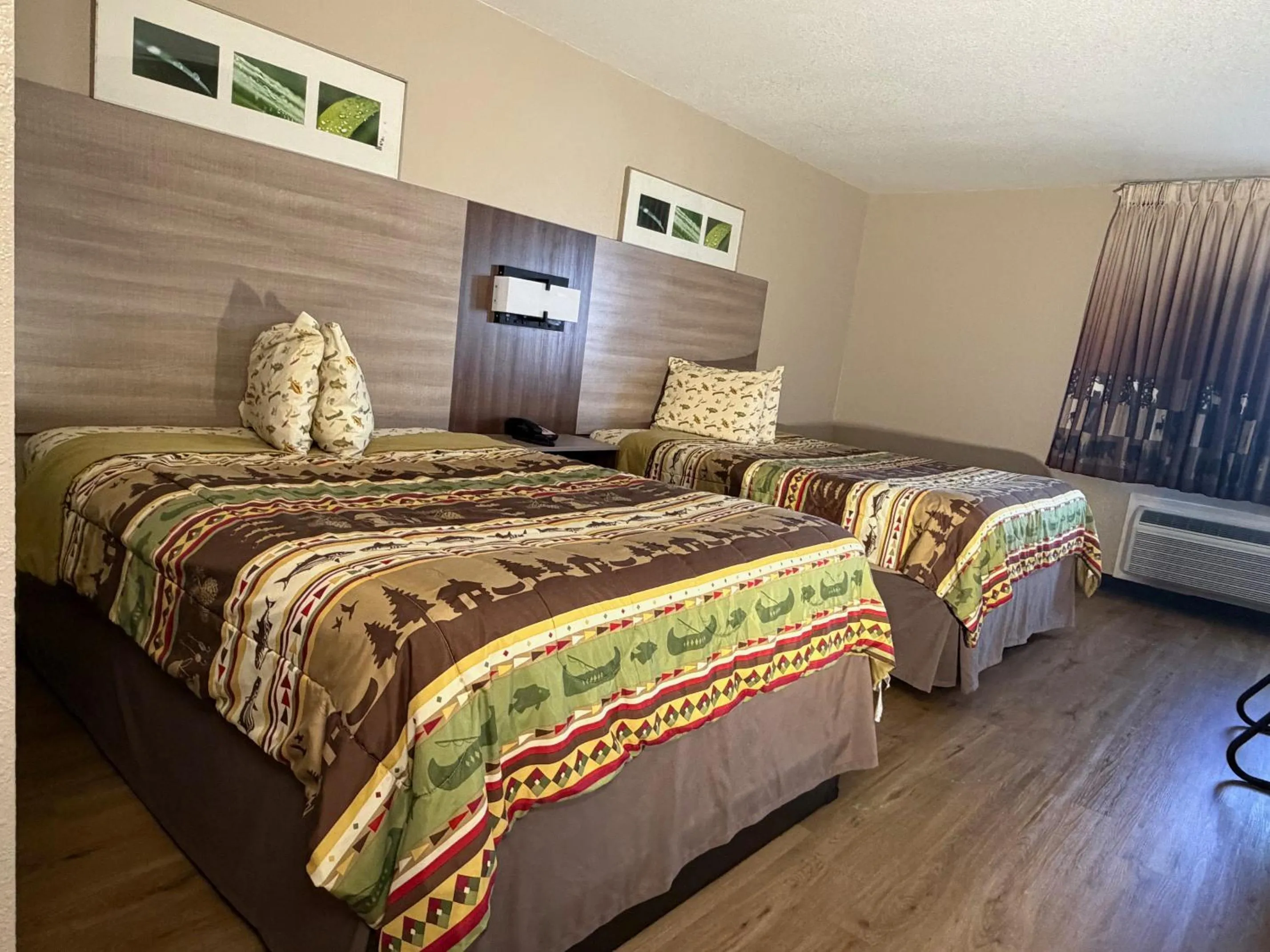 Bed in Booneslick Lodge - Neosho