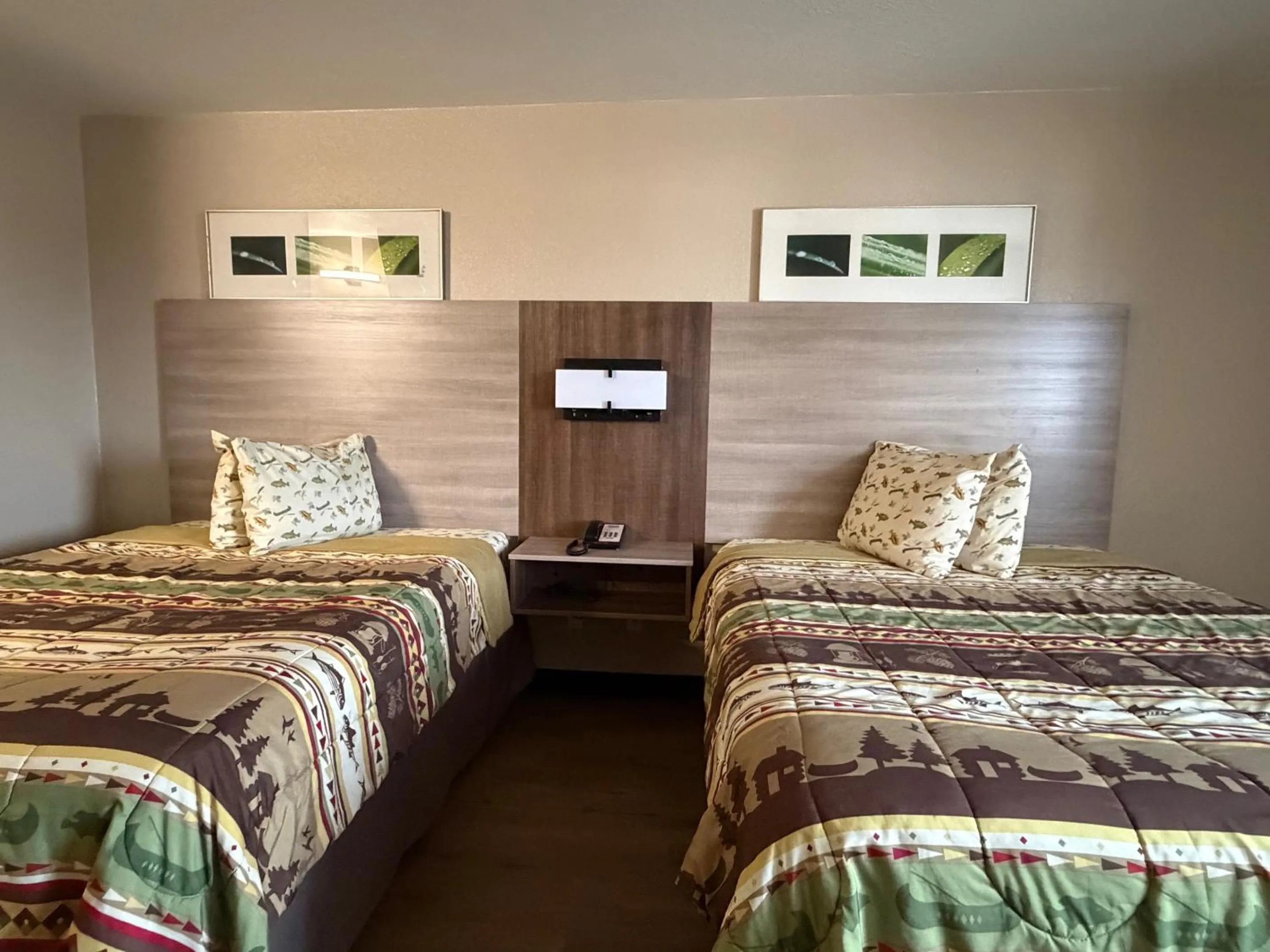 Bed in Booneslick Lodge - Neosho