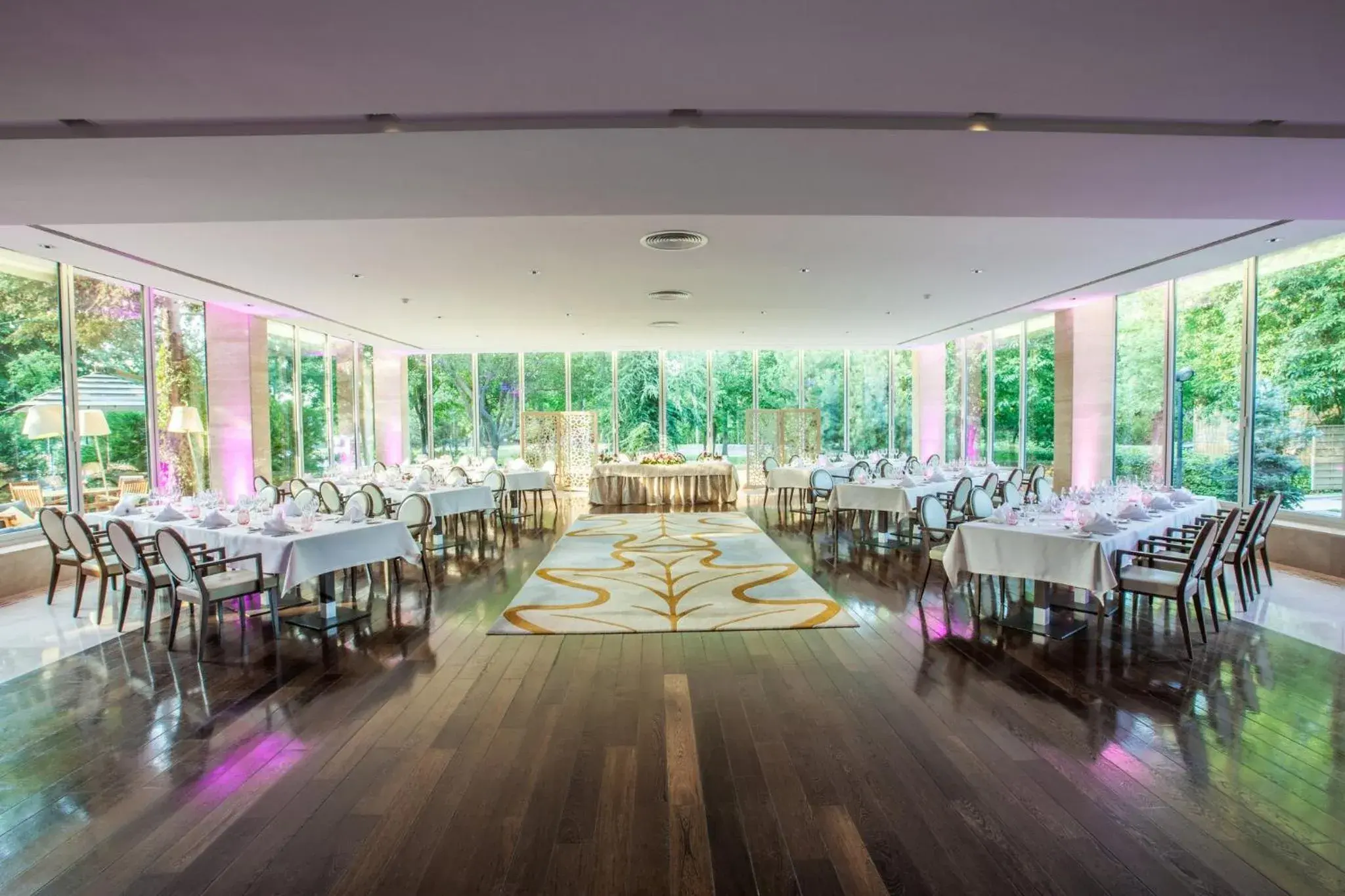 Restaurant/places to eat in Crowne Plaza Bucharest by IHG Restaurant/places to eat in Crowne Plaza Bucharest by IHG