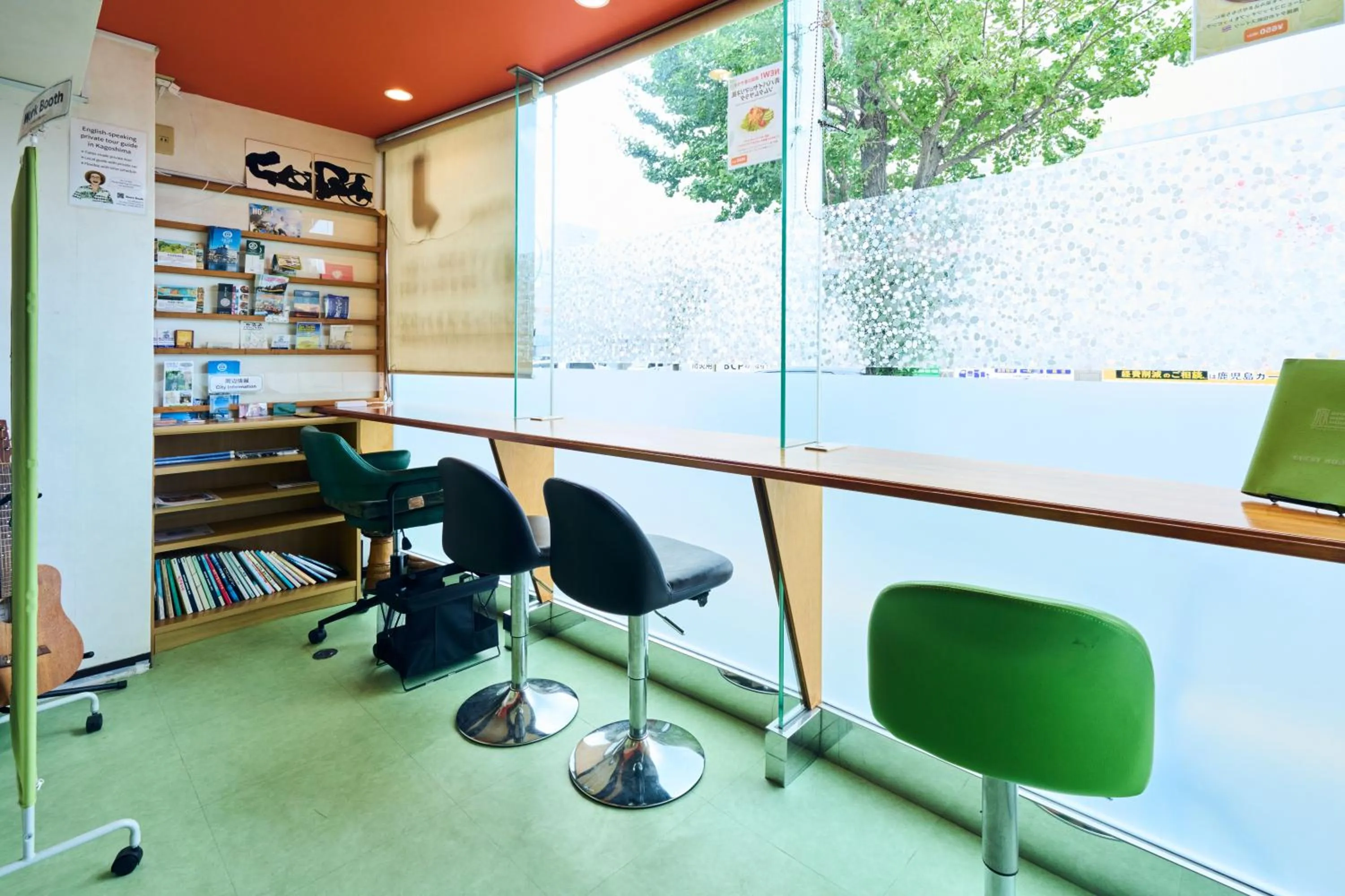 Communal lounge/ TV room in Green Guesthouse