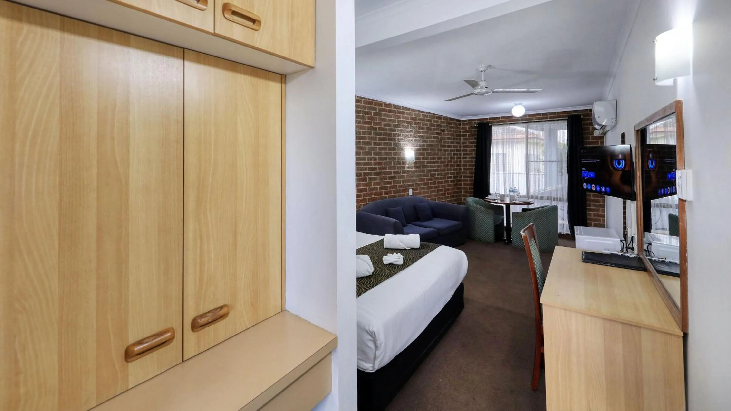 air conditioner, Bed in Moonraker Motor Inn