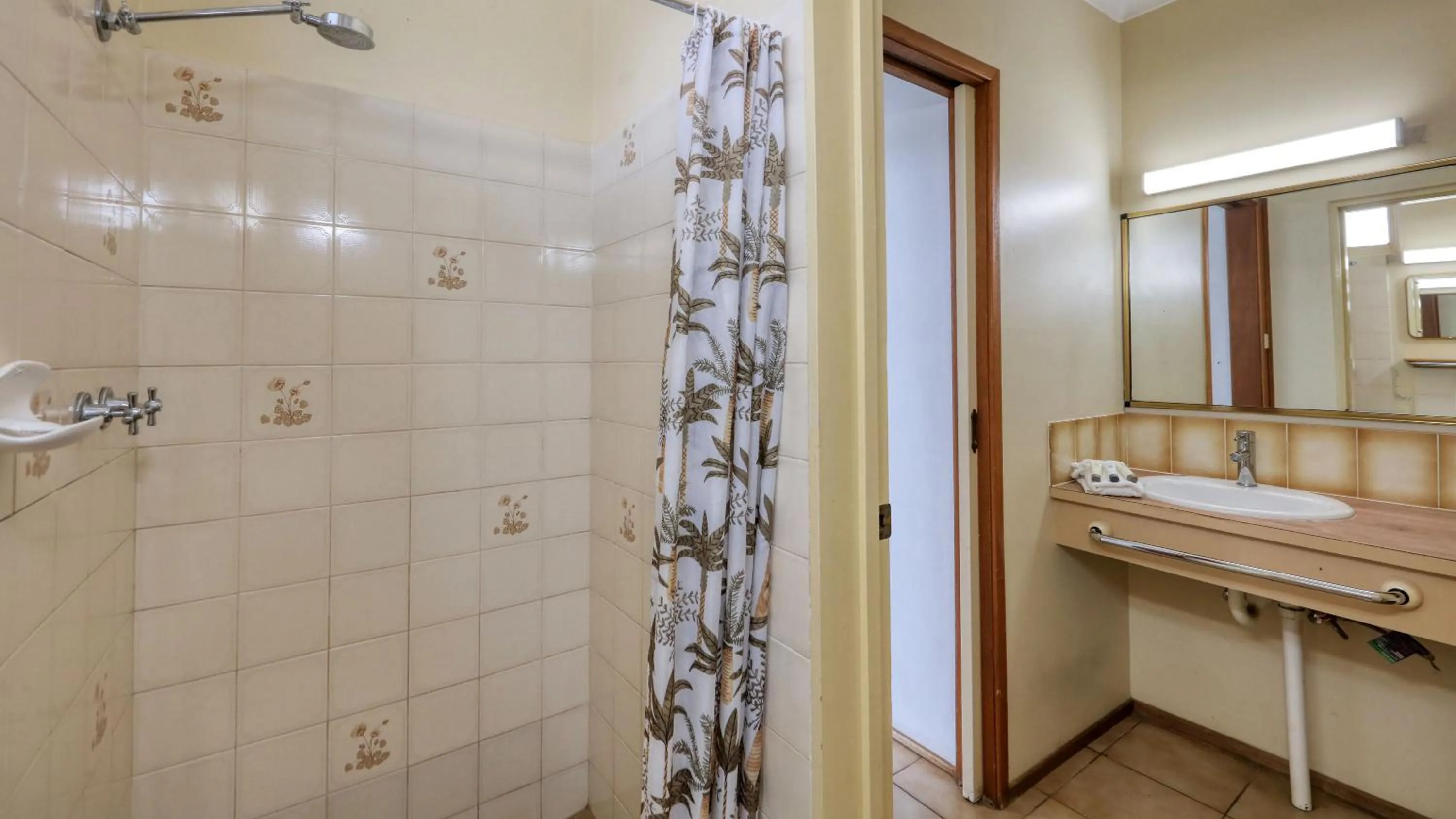 Bathroom in Moonraker Motor Inn