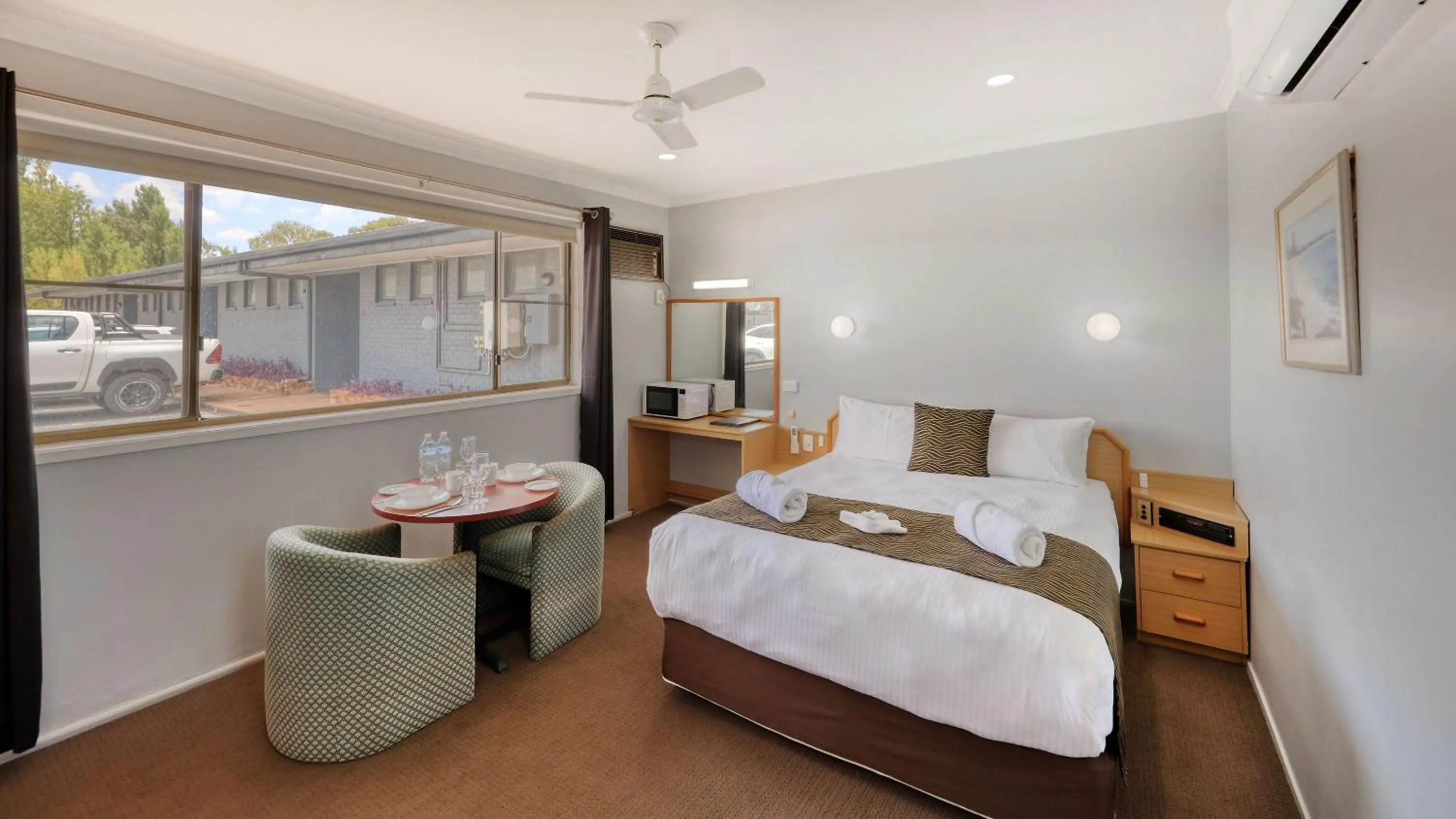 microwave, Bed in Moonraker Motor Inn