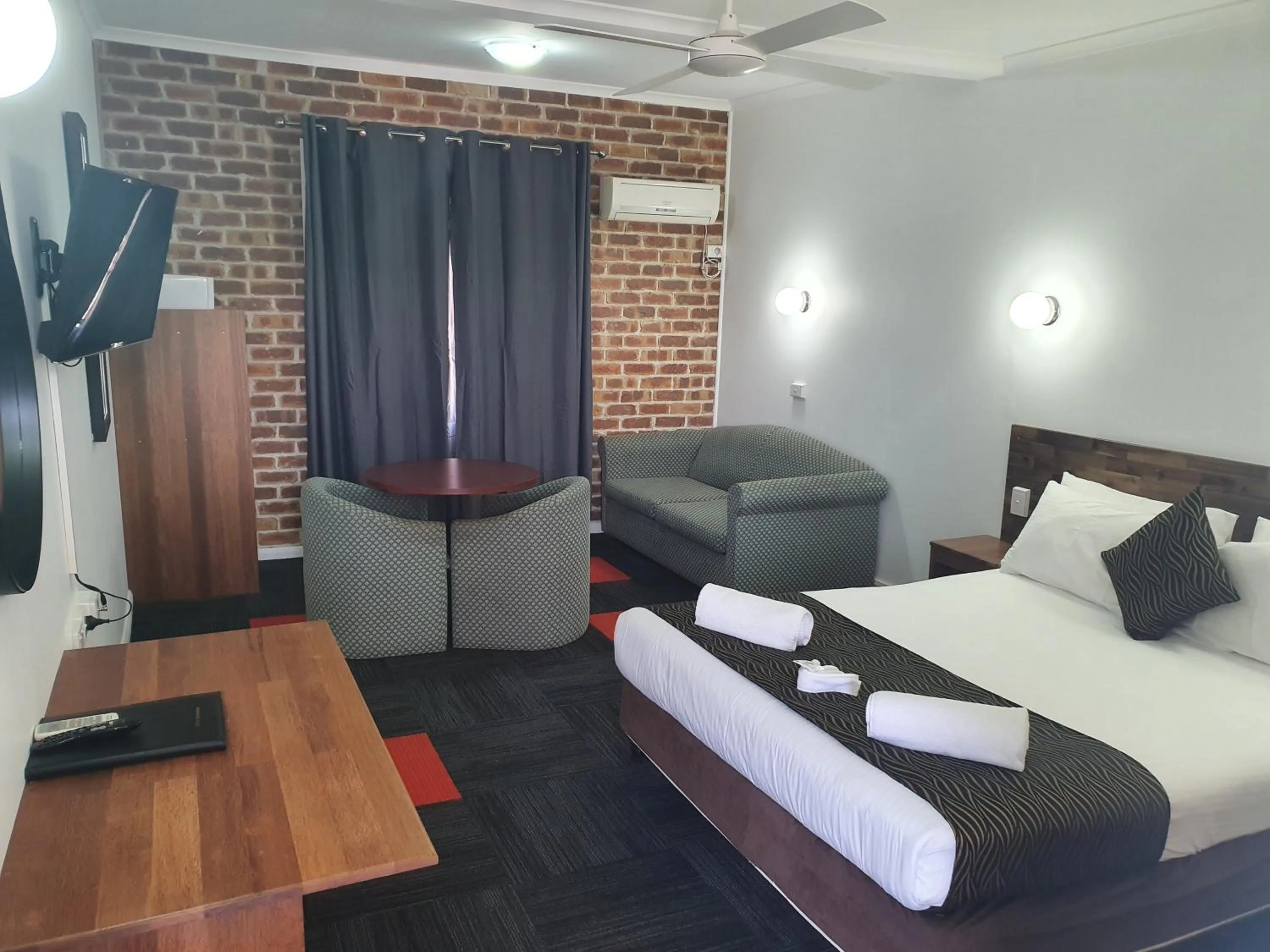 Bed in Moonraker Motor Inn