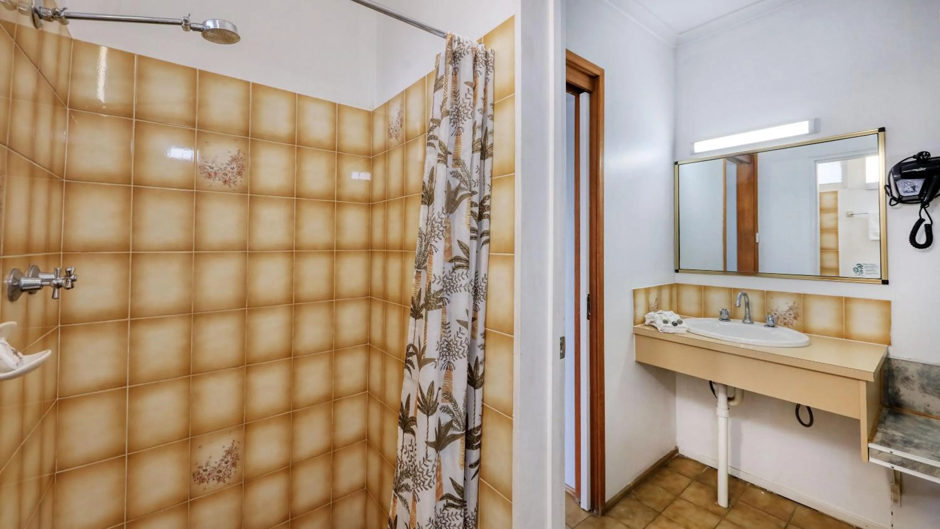 Bathroom in Moonraker Motor Inn