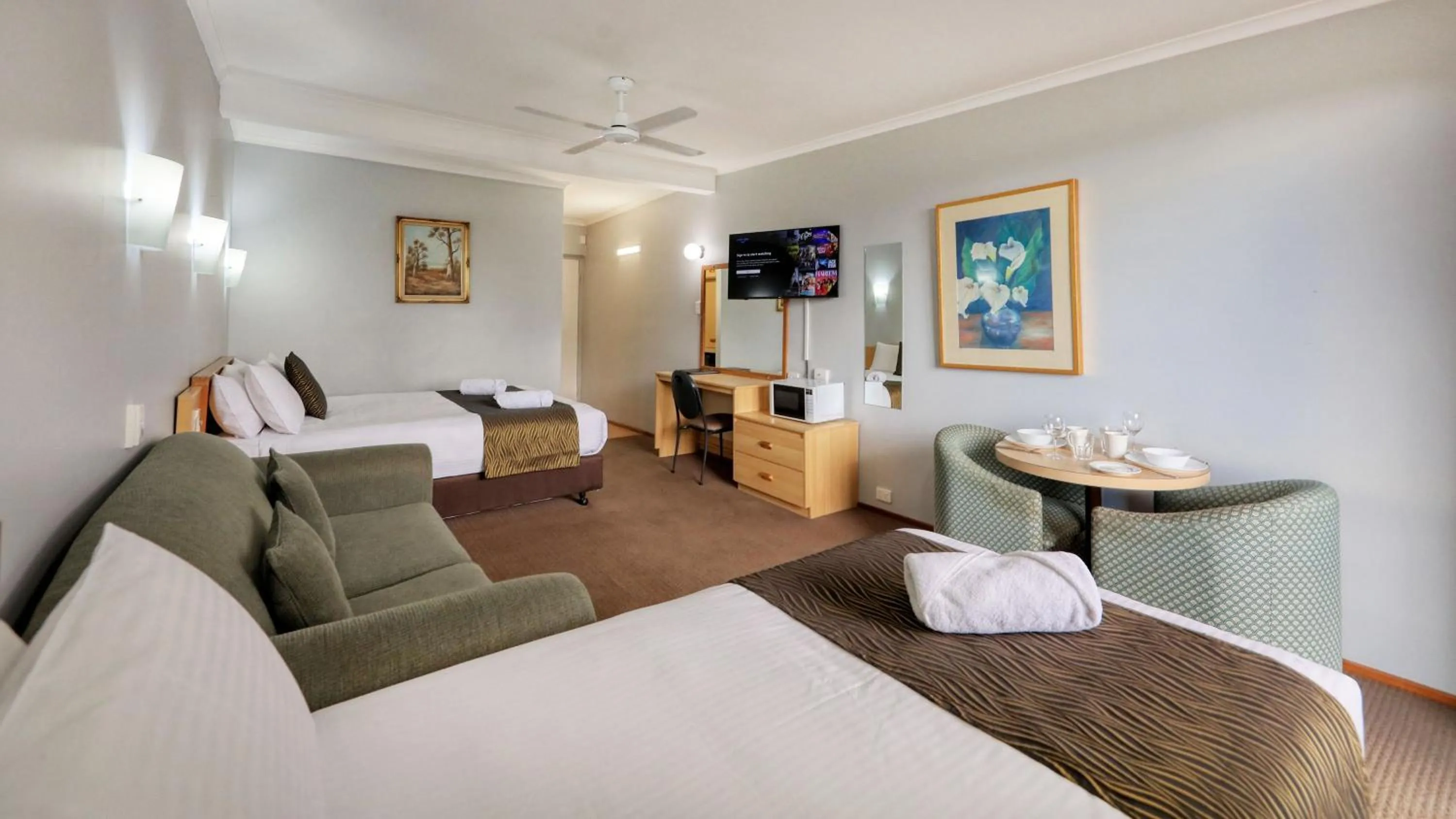 Dining area, Bed in Moonraker Motor Inn