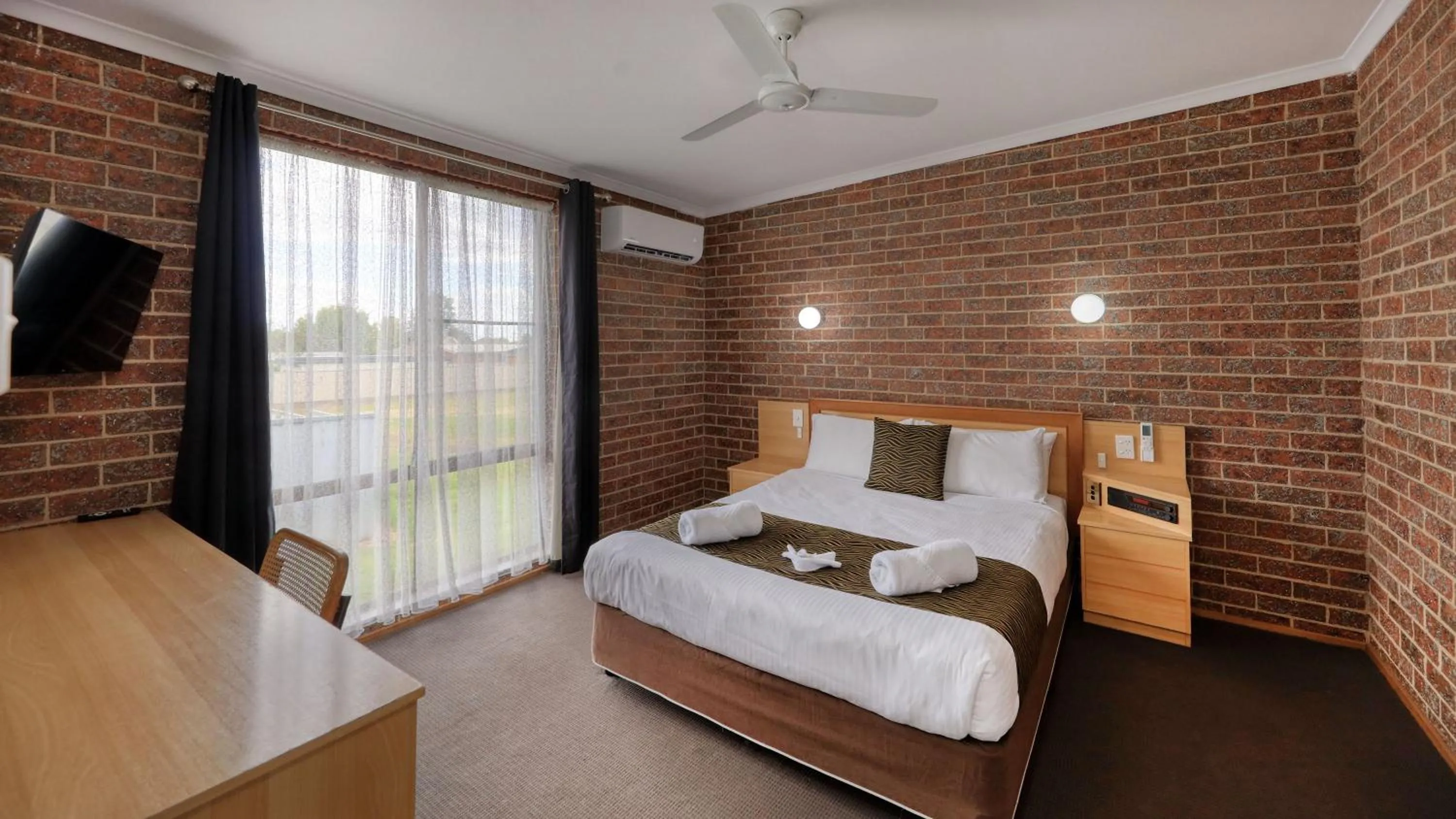 Bed in Moonraker Motor Inn