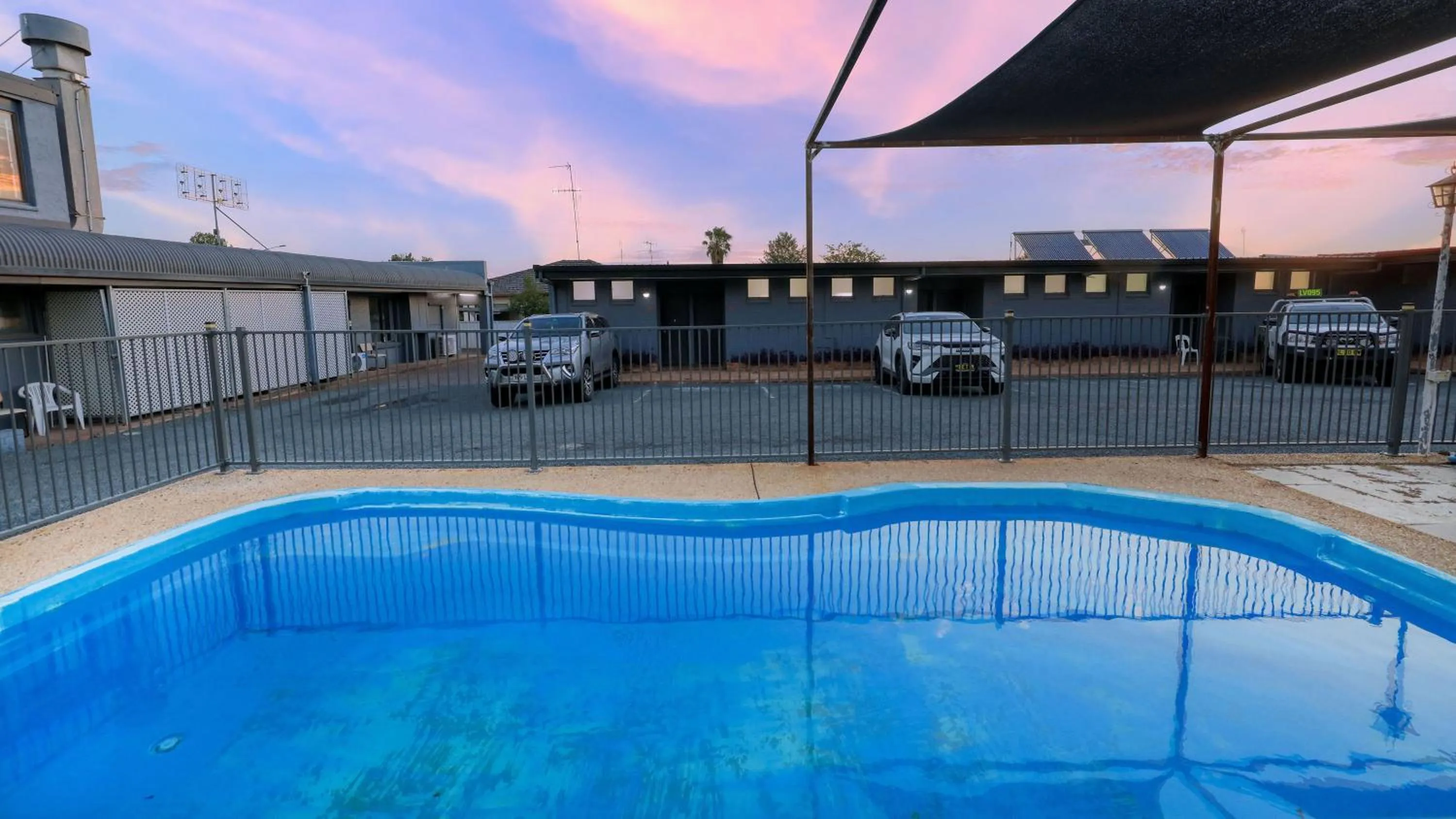 Swimming pool in Moonraker Motor Inn