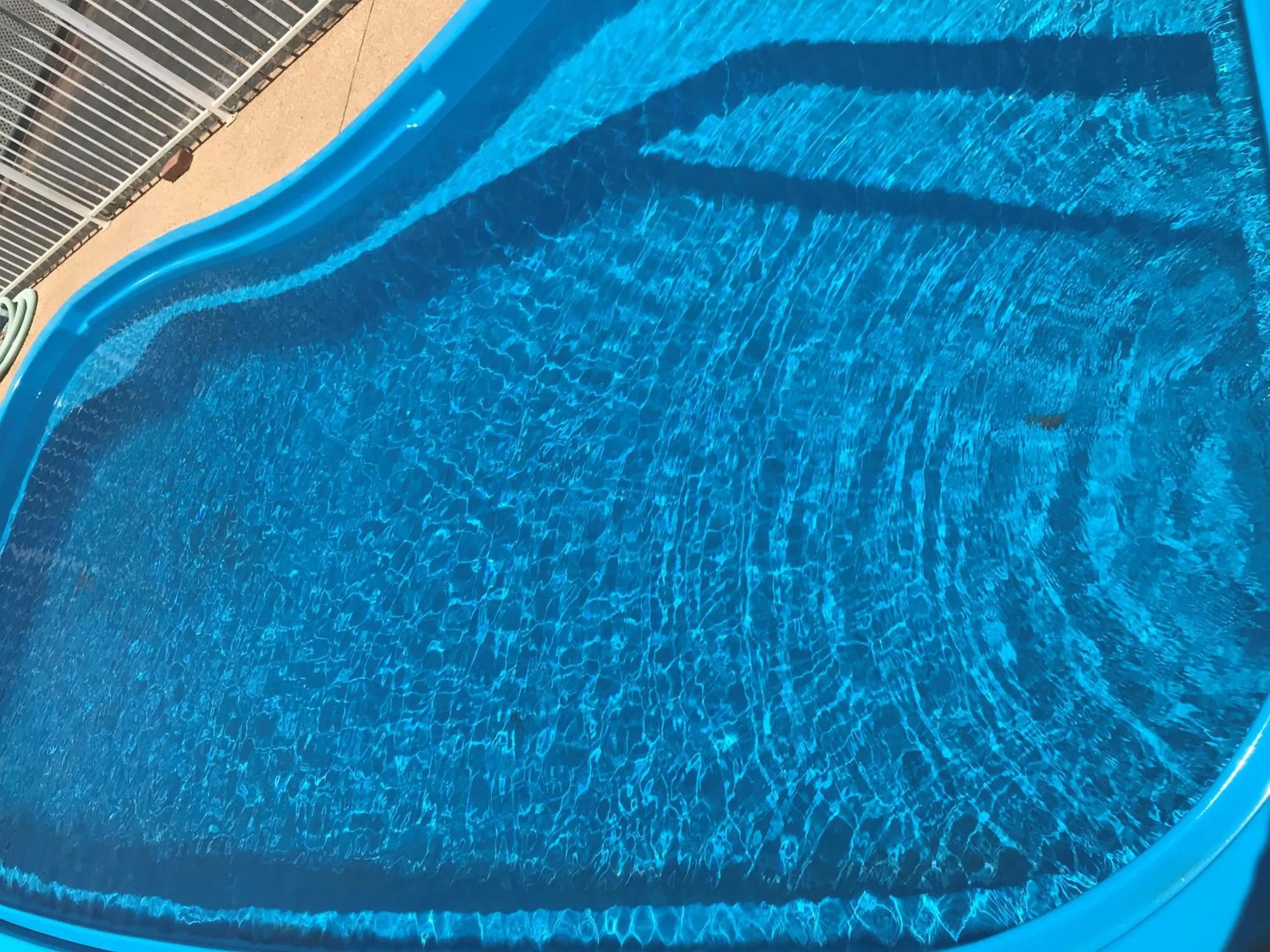 Swimming pool in Moonraker Motor Inn