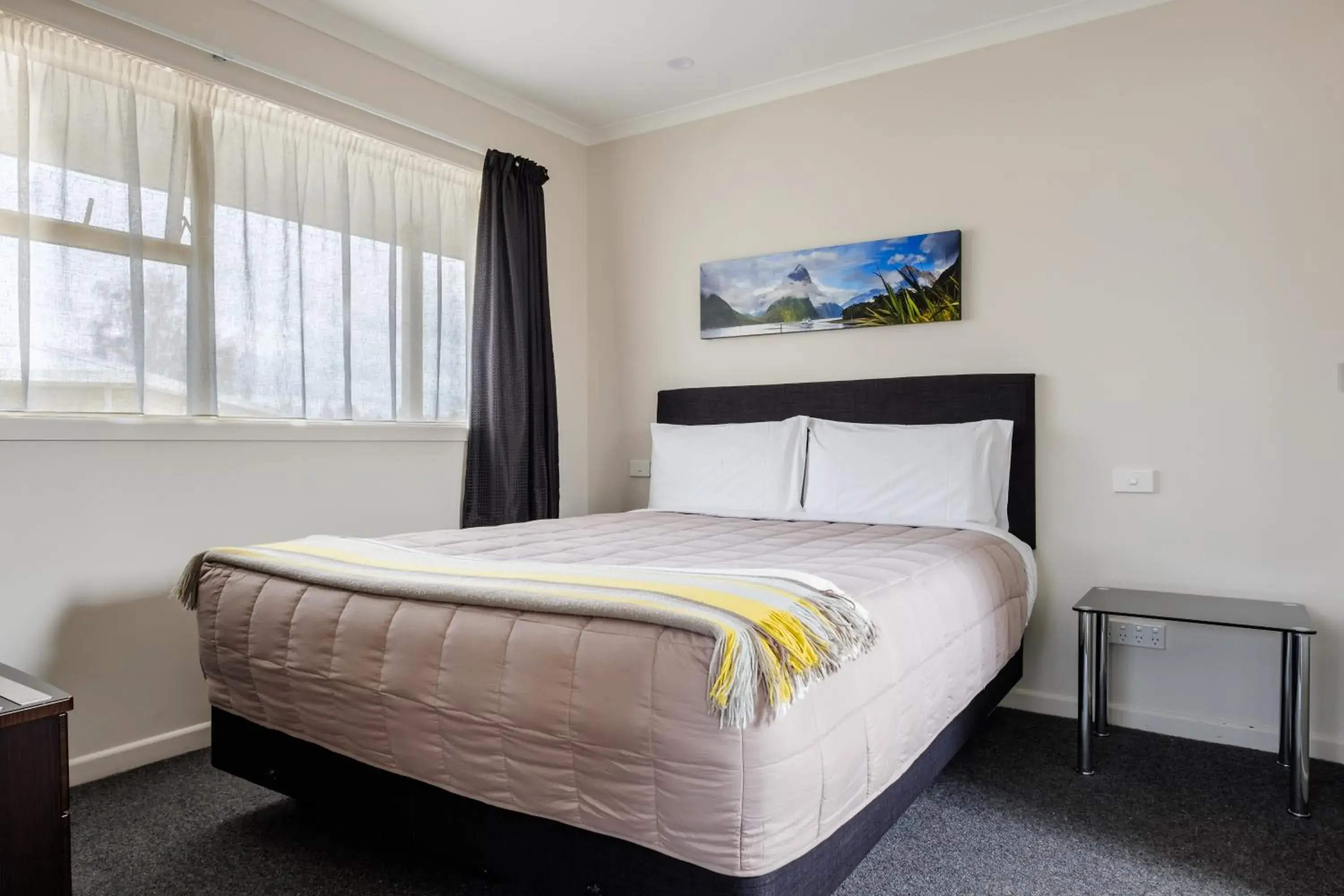 Deluxe One-Bedroom Suite in Esplanade Motels Deluxe One-Bedroom Suite in Esplanade Motels