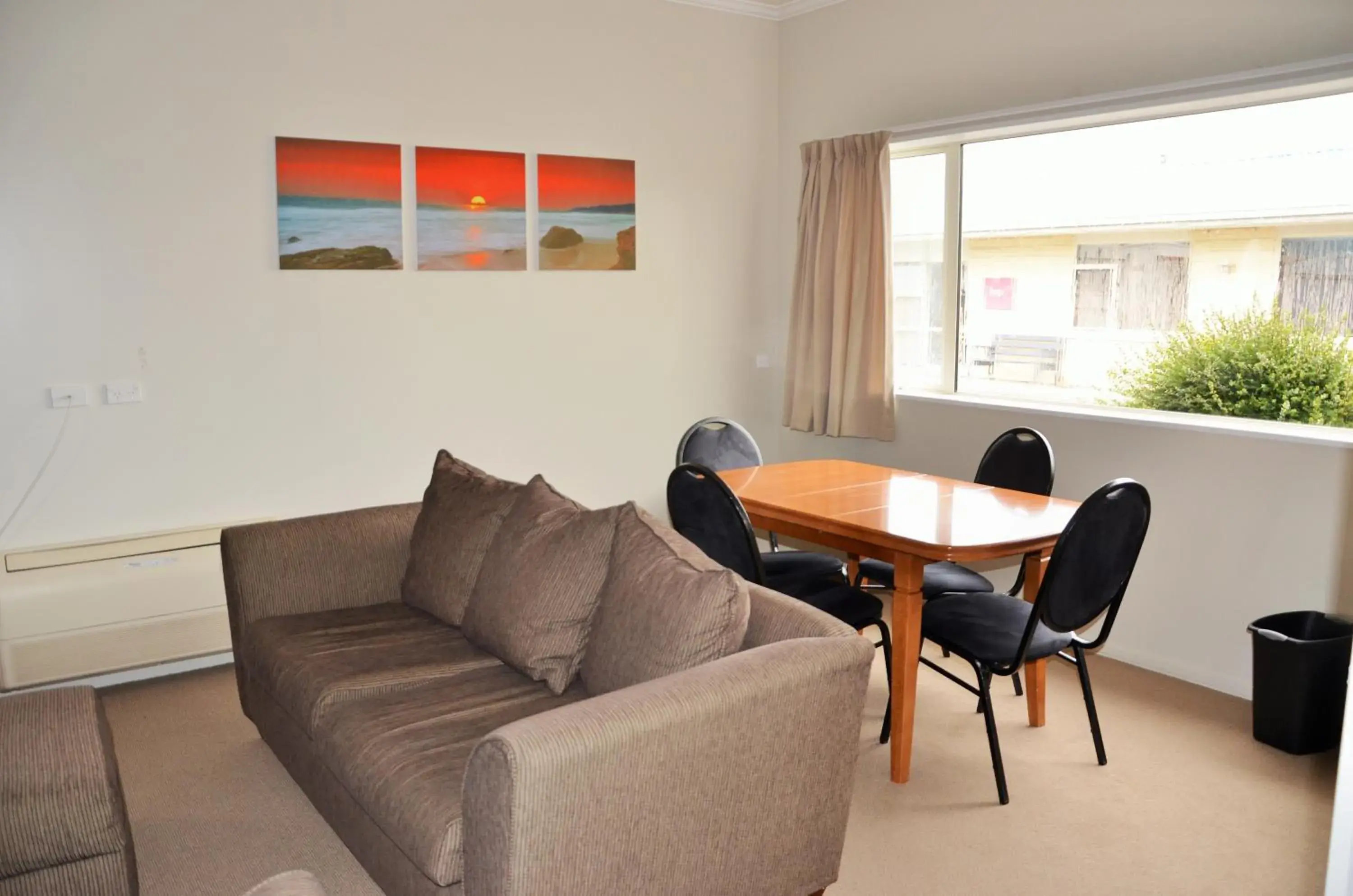 Deluxe Two-Bedroom Apartment in Esplanade Motels Deluxe Two-Bedroom Apartment in Esplanade Motels