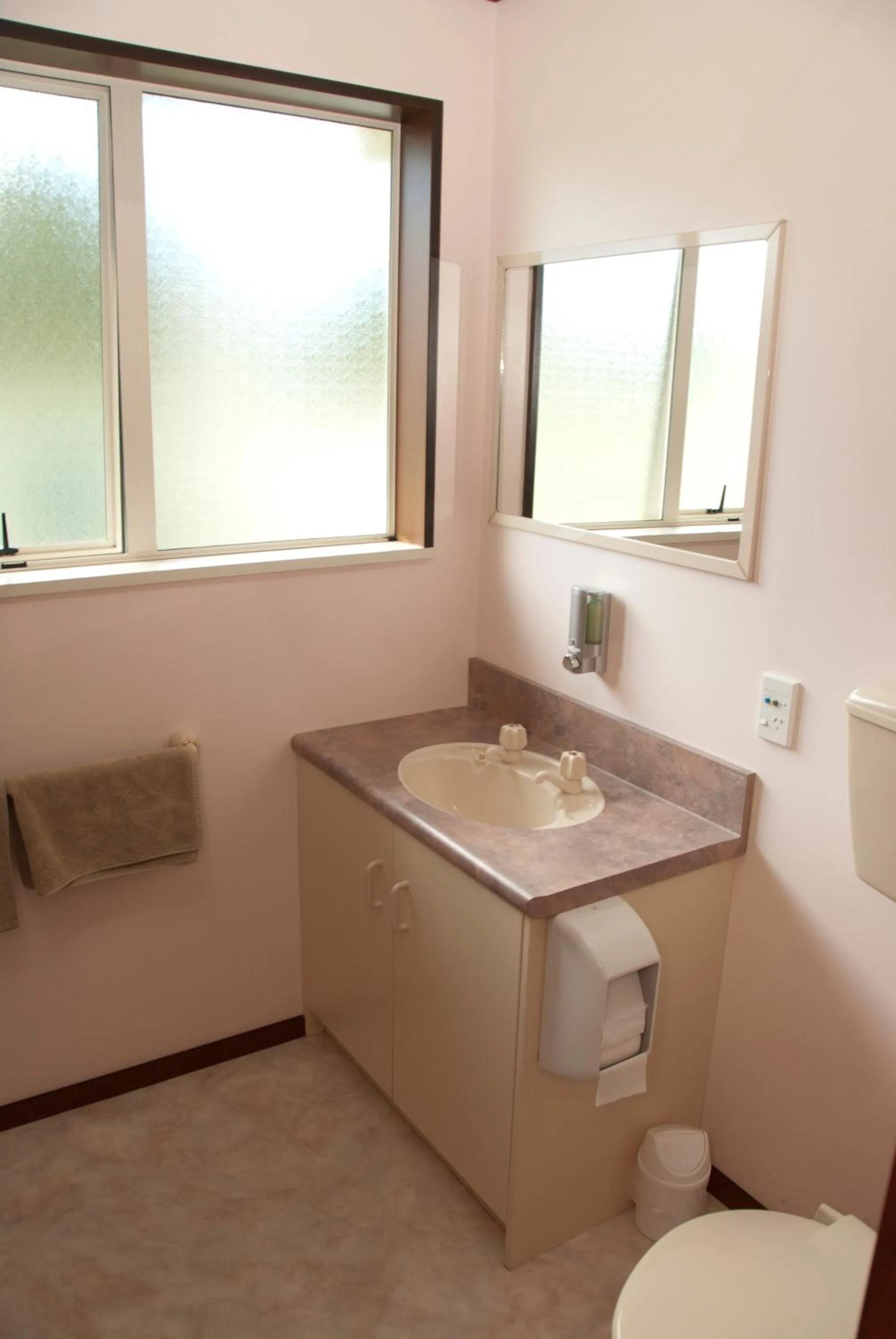 Bathroom in Esplanade Motels