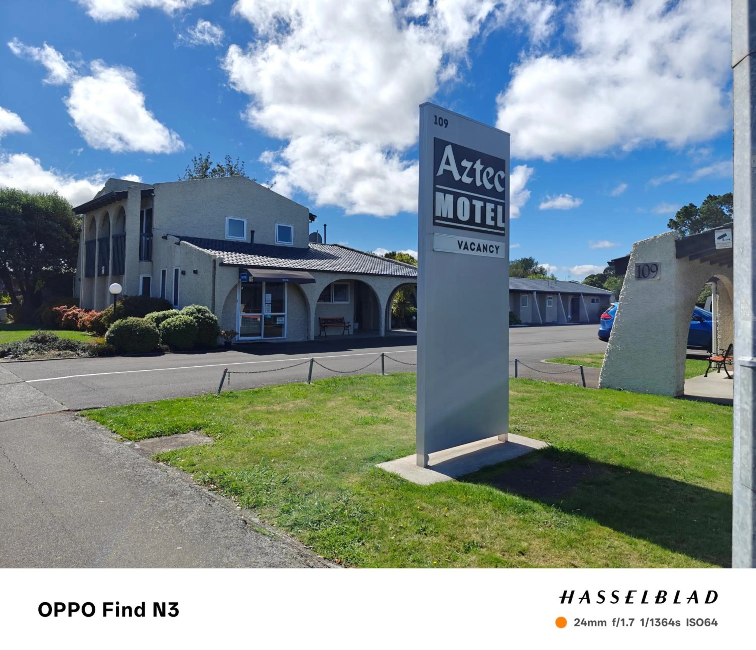 Facade/entrance in Aztec Motel