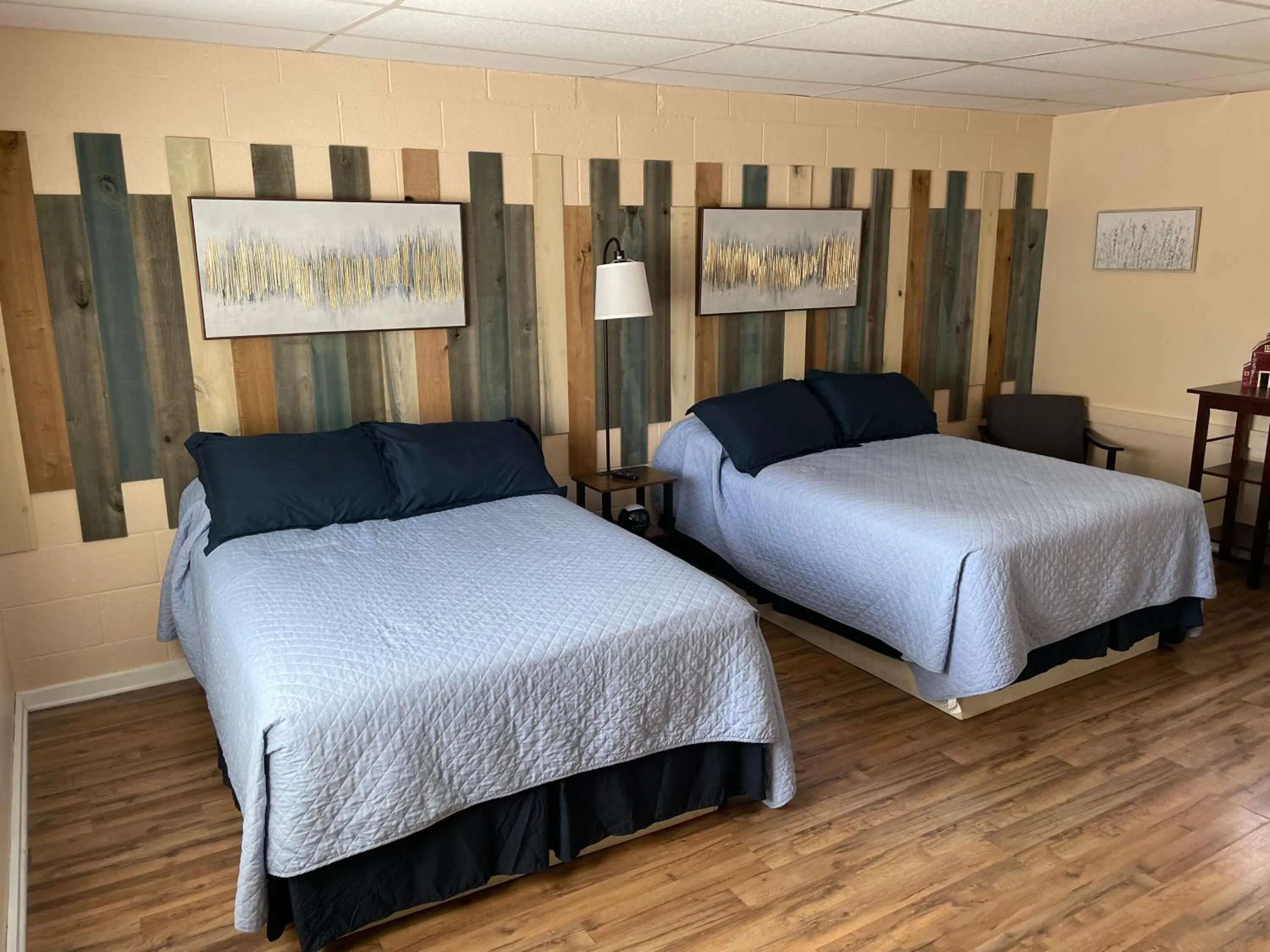 Bed in Riverview Inn