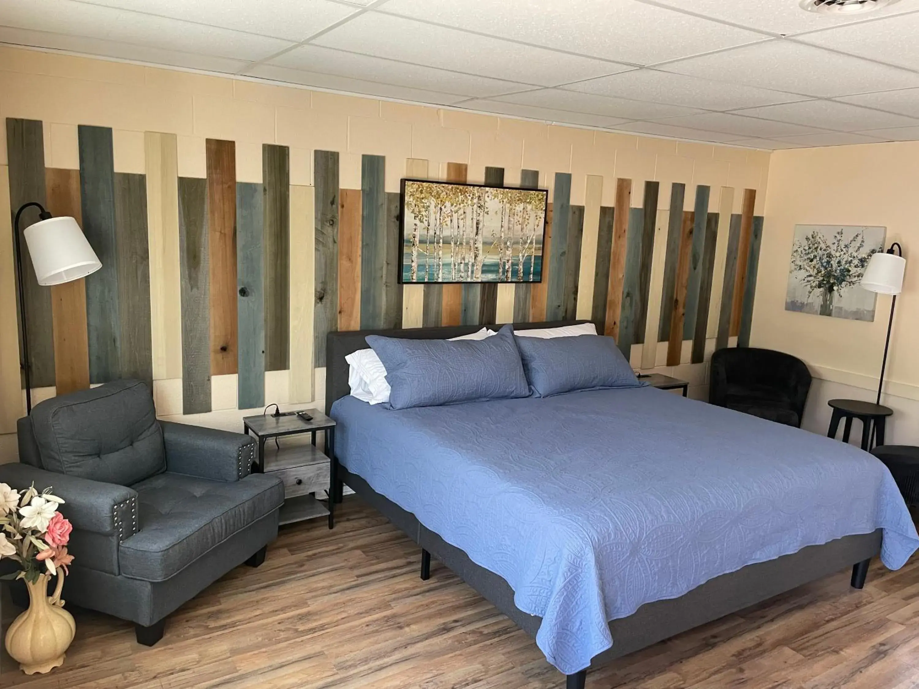 Photo of the whole room in Riverview Inn Photo of the whole room in Riverview Inn