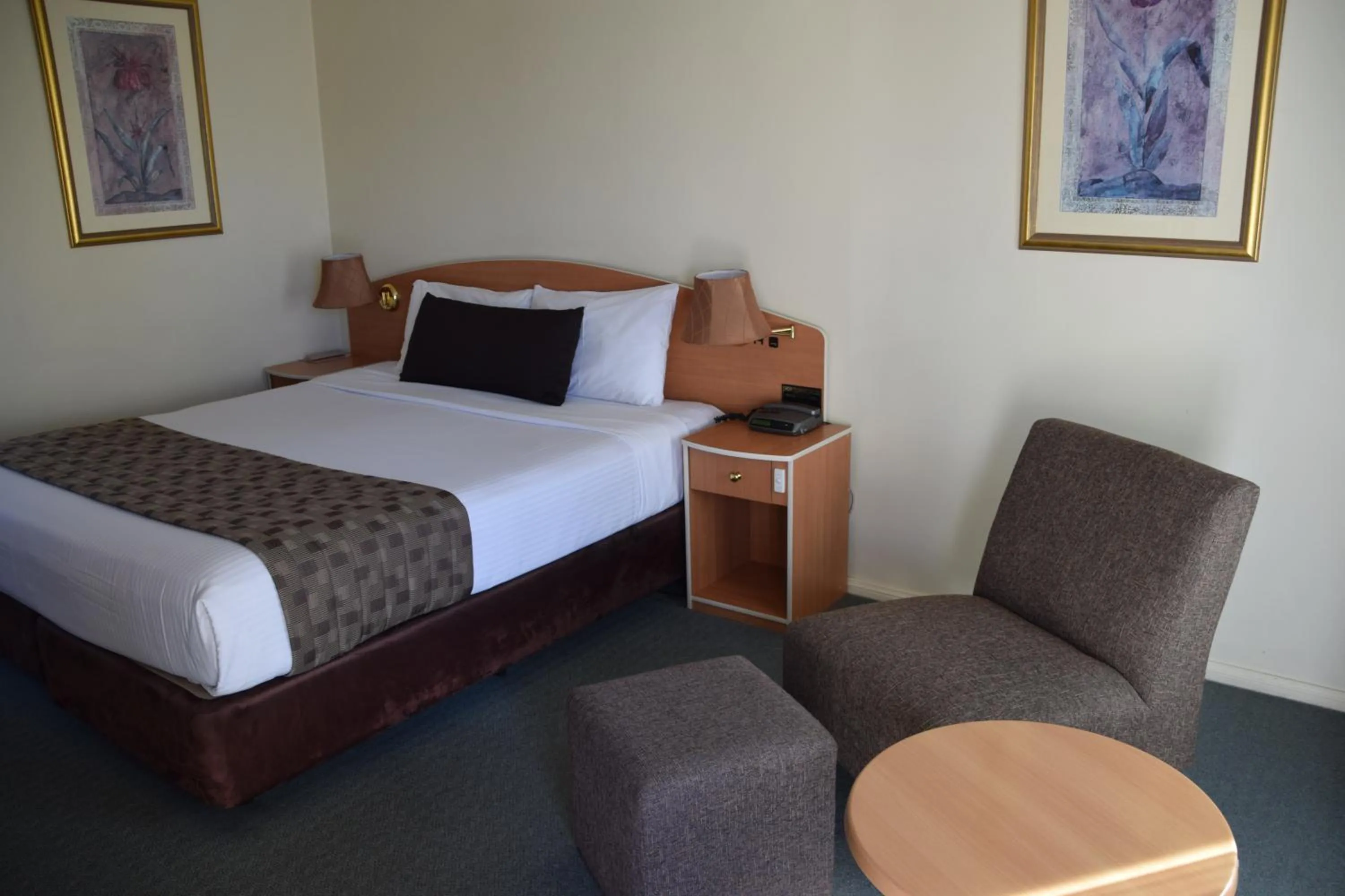 Bed in Best Western Coachman's Inn Motel