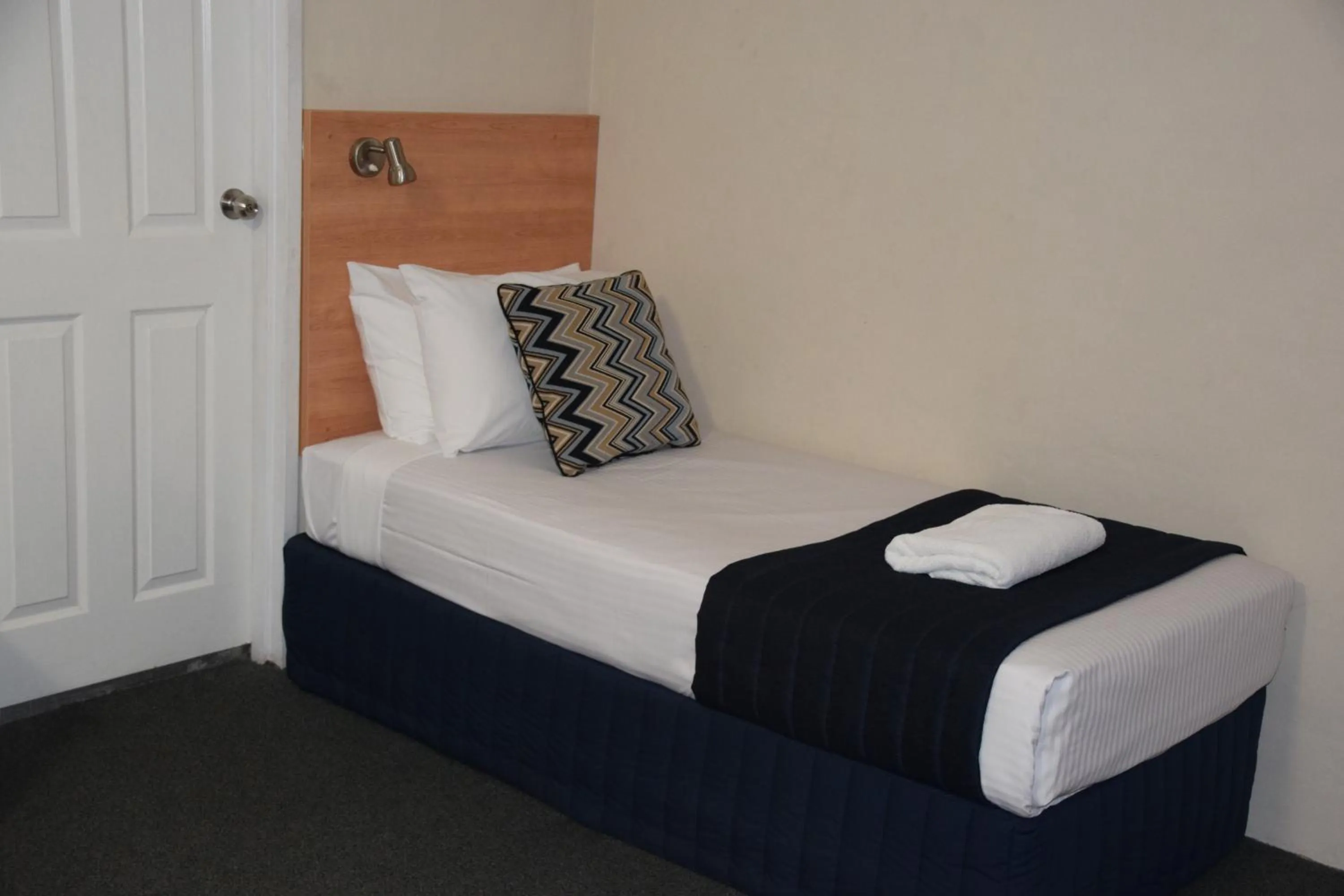 Bed in Best Western Coachman's Inn Motel
