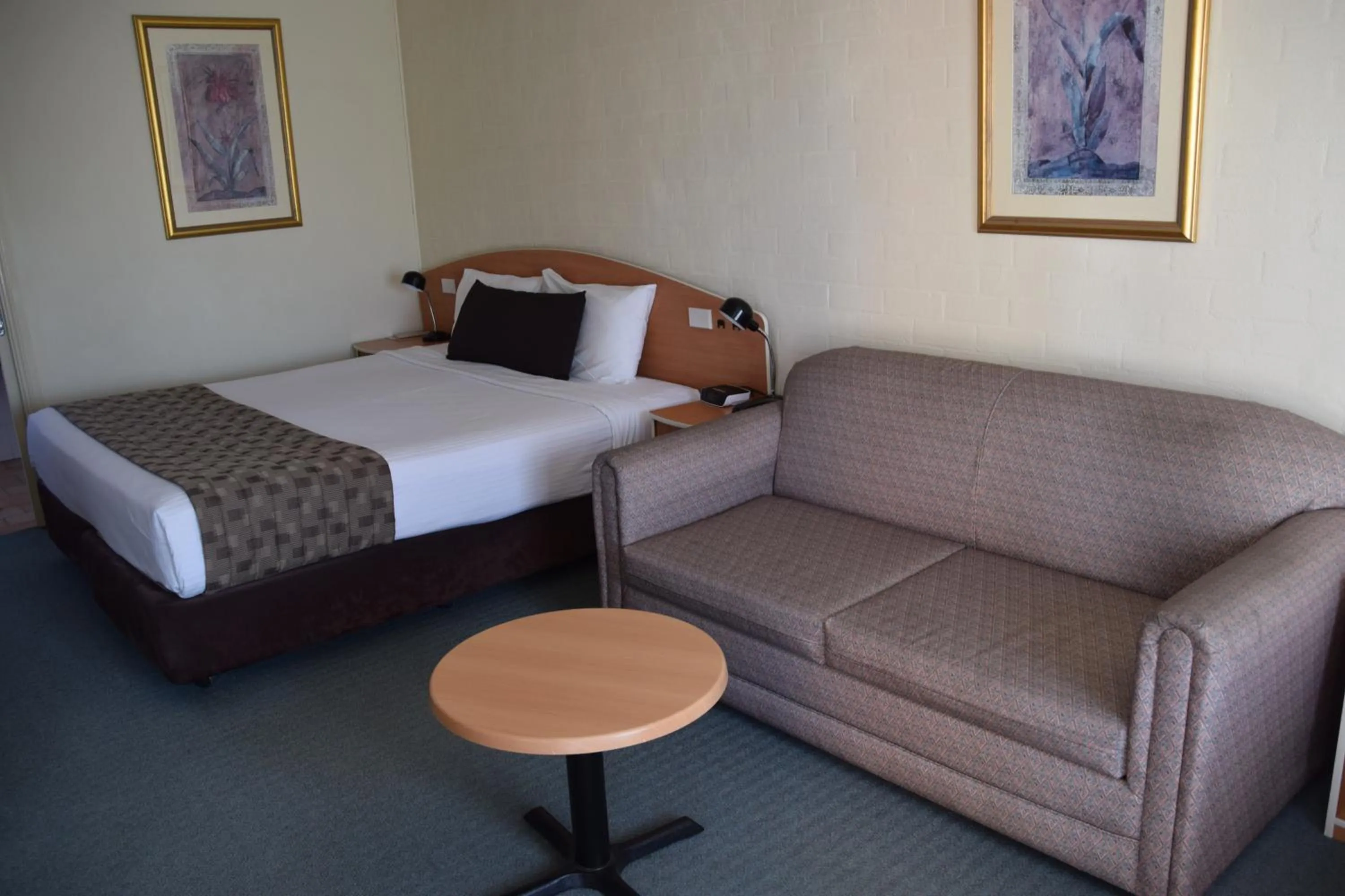 Bed in Best Western Coachman's Inn Motel