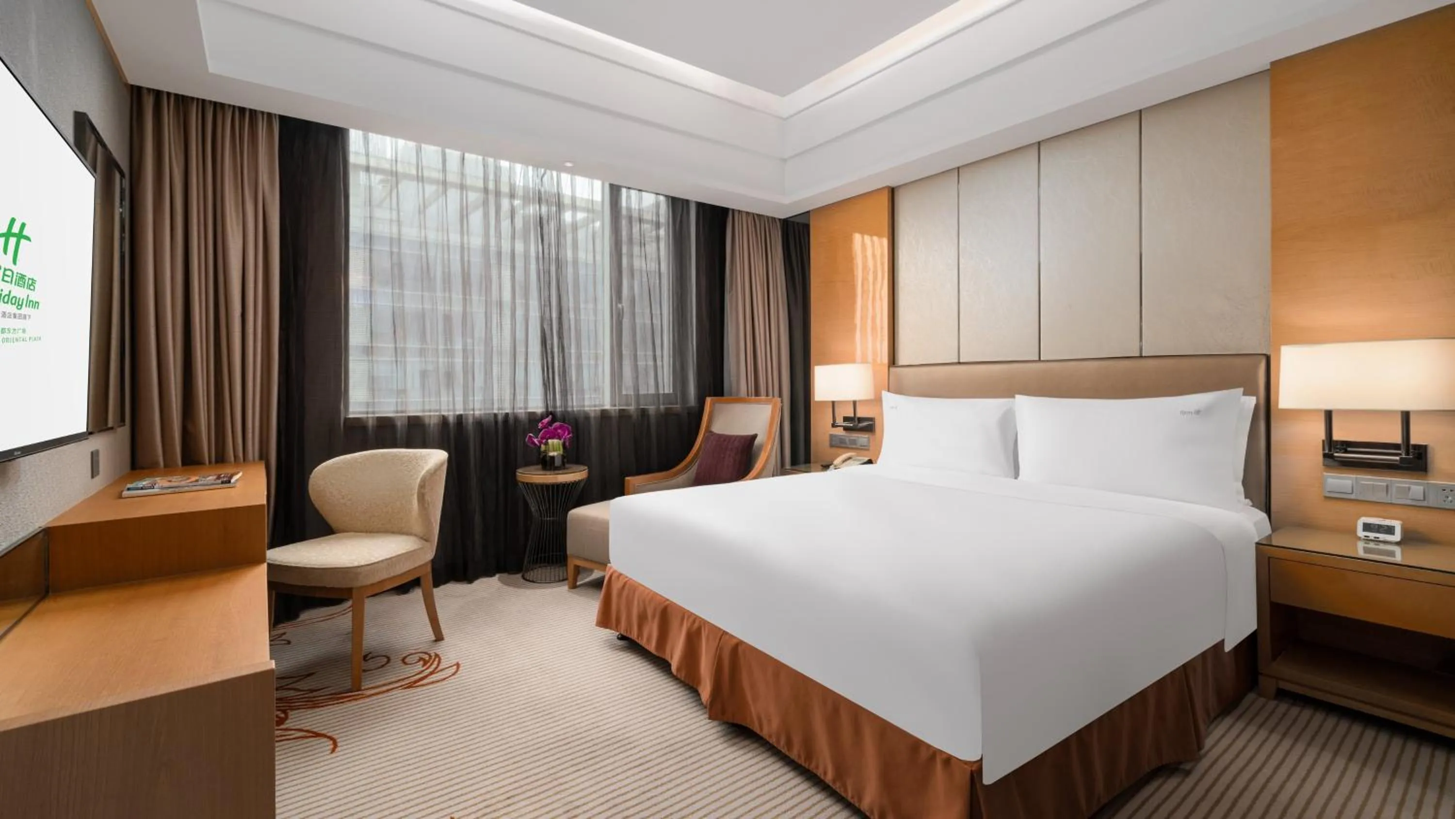 Photo of the whole room, Bed in Holiday Inn Chengdu Oriental Plaza