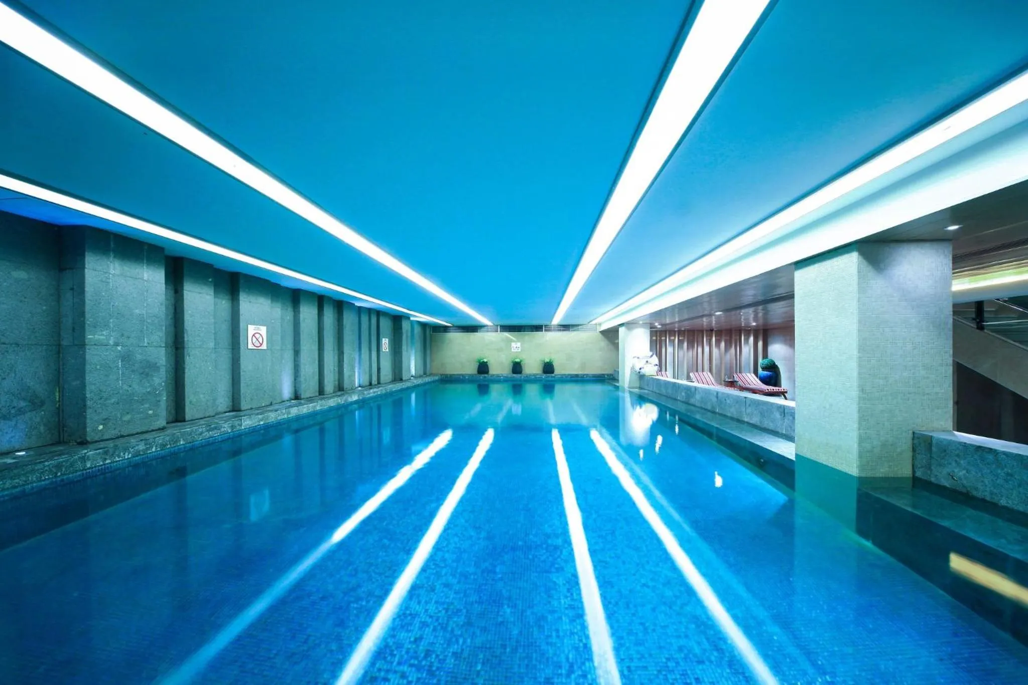 Swimming pool in Holiday Inn Chengdu Oriental Plaza
