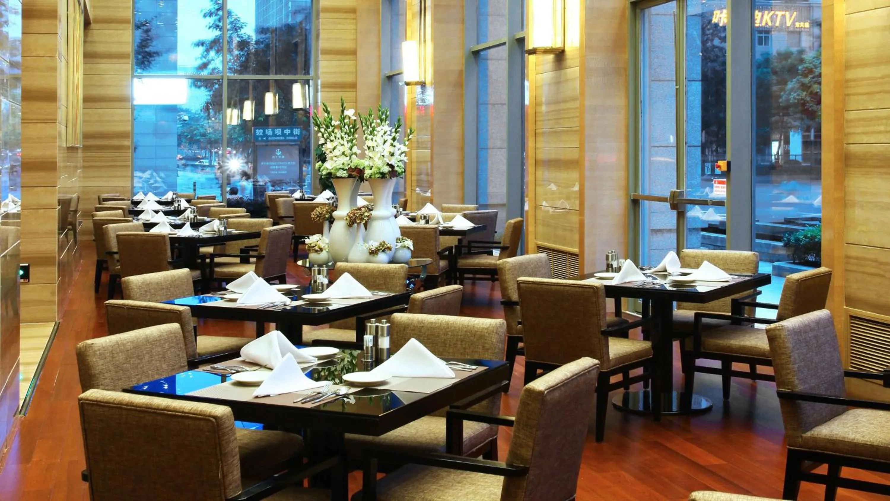 Restaurant/places to eat in Holiday Inn Chengdu Oriental Plaza