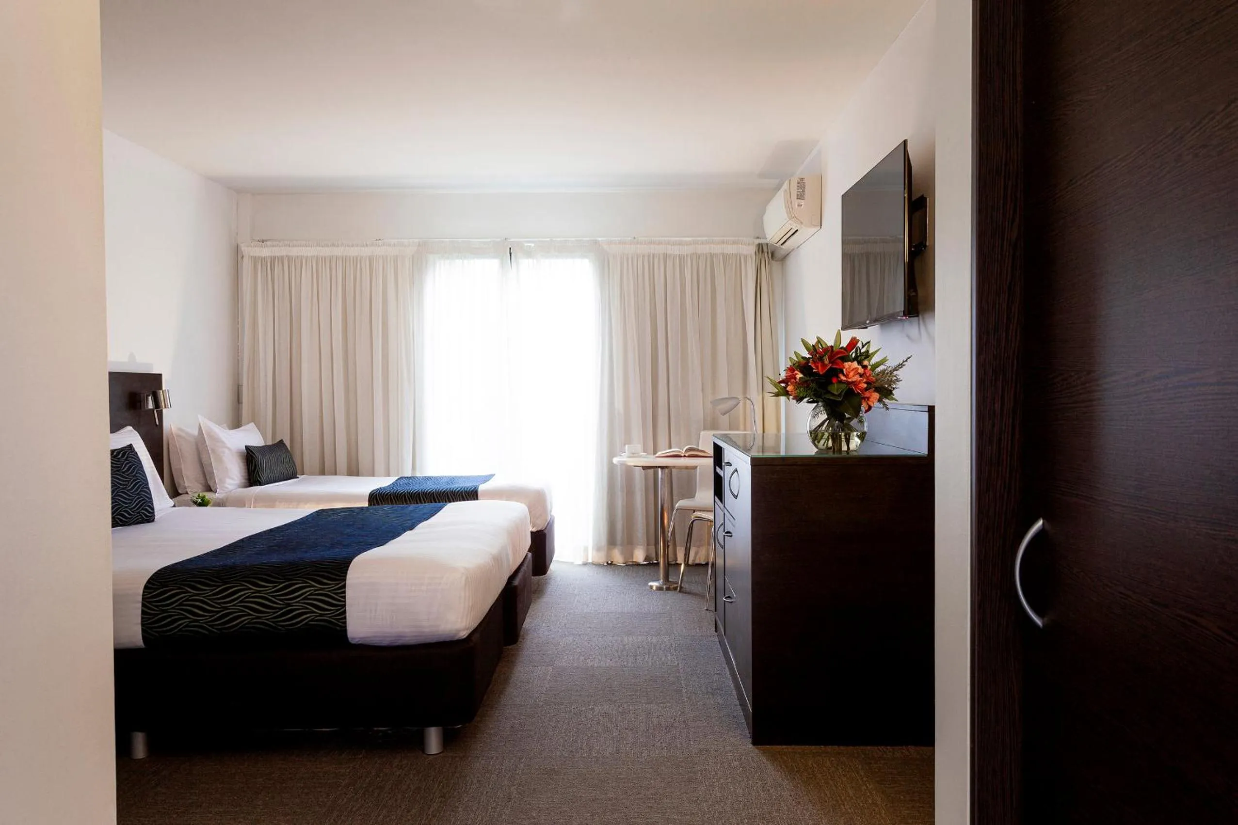 Photo of the whole room, Bed in Station Motel