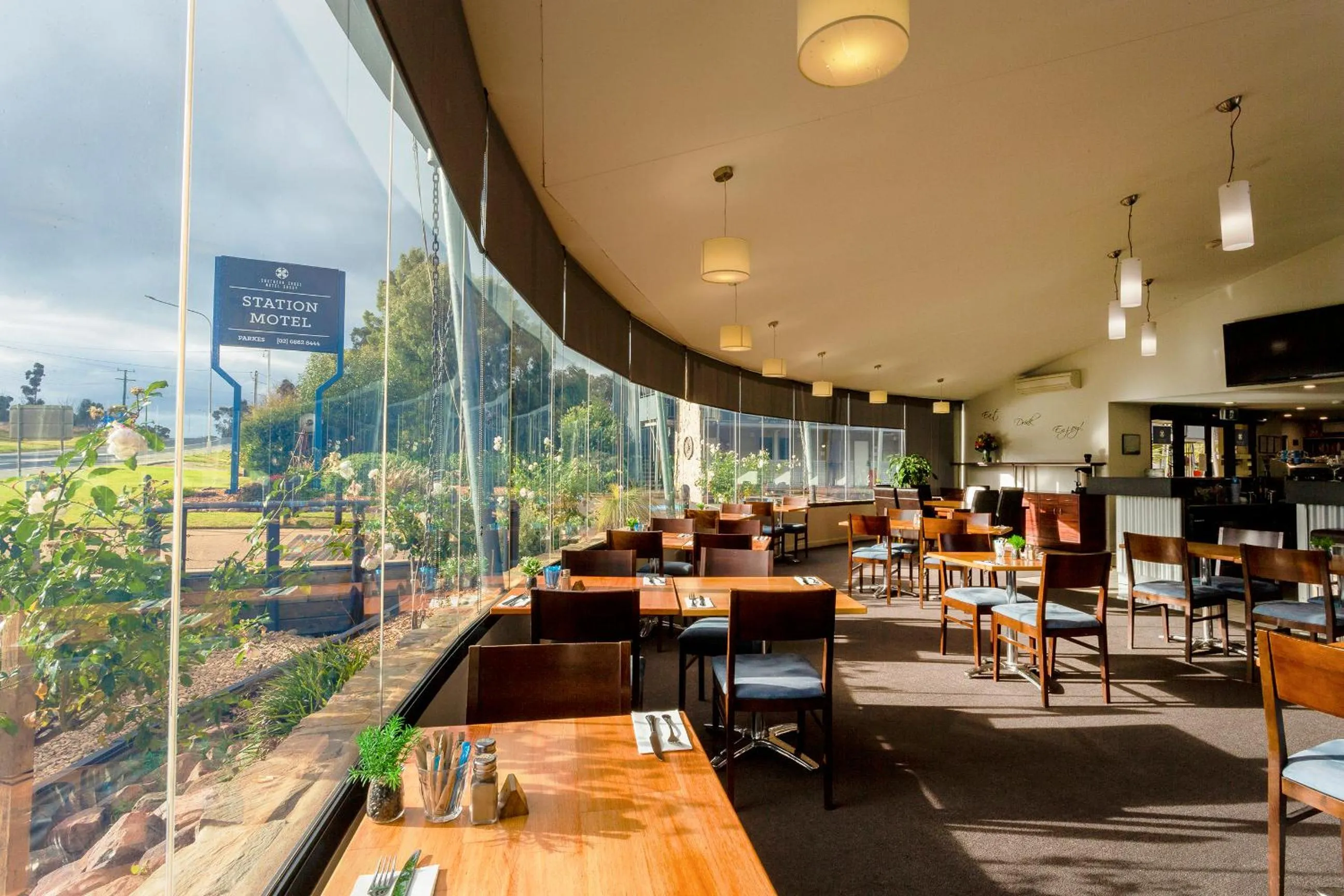 Restaurant/places to eat in Station Motel