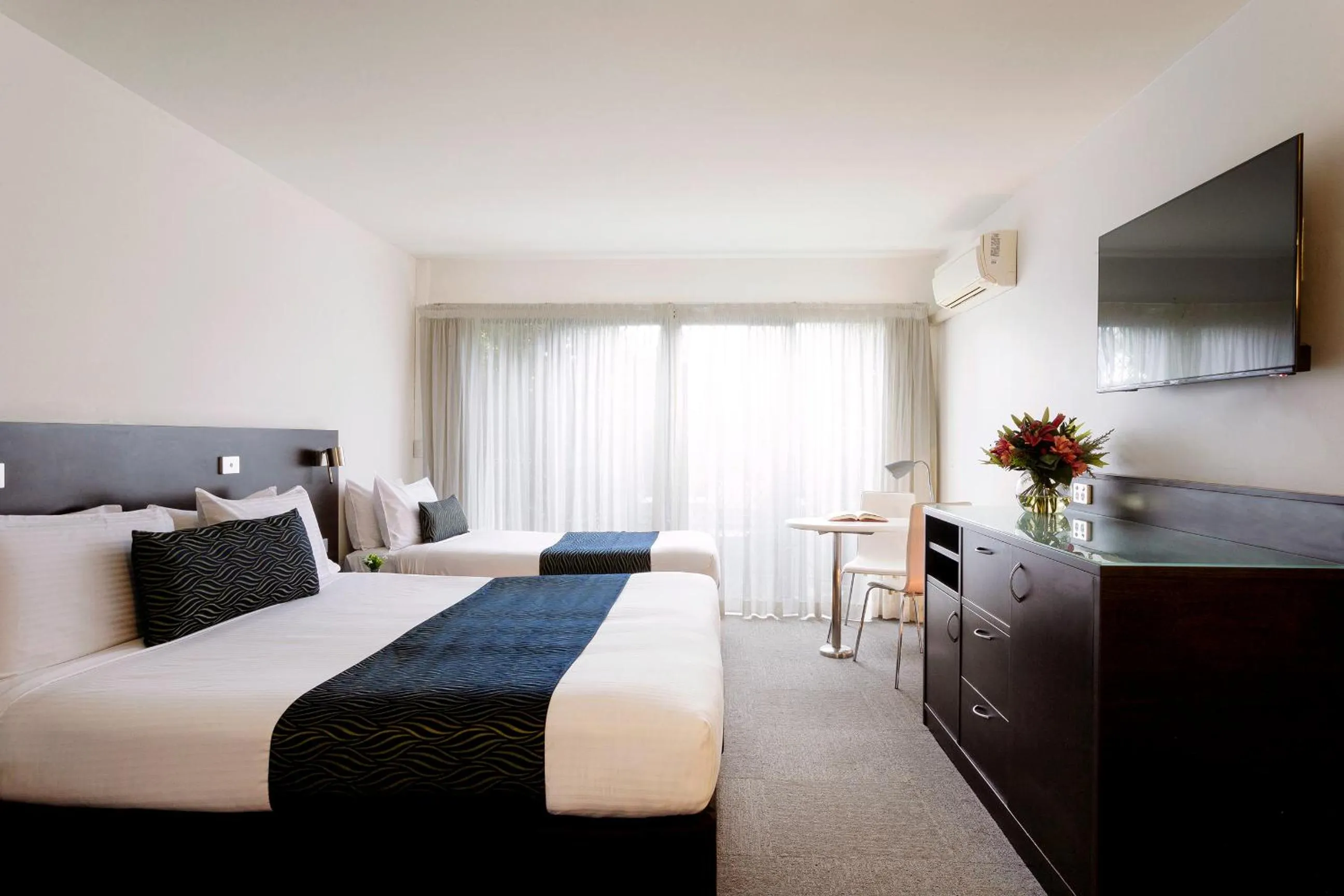 Photo of the whole room, Bed in Station Motel