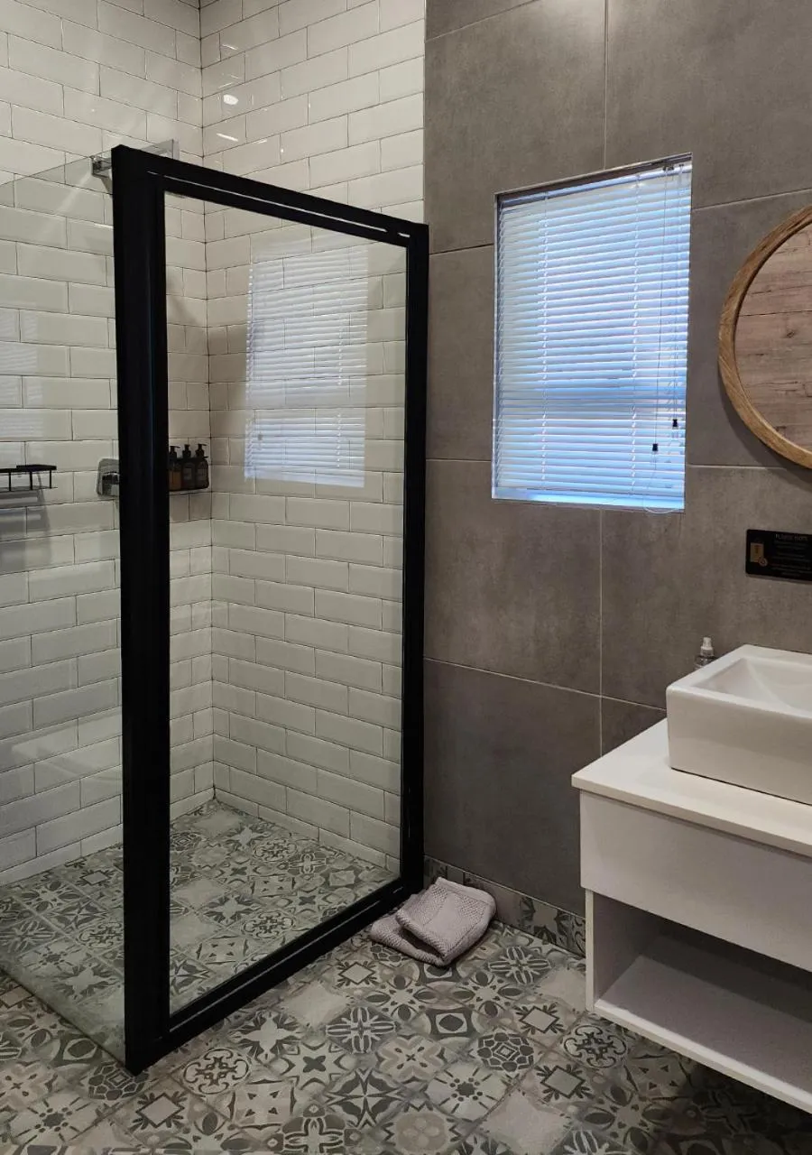 Shower in Summer PALACE Guesthouse