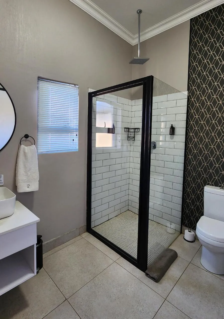 Shower in Summer PALACE Guesthouse