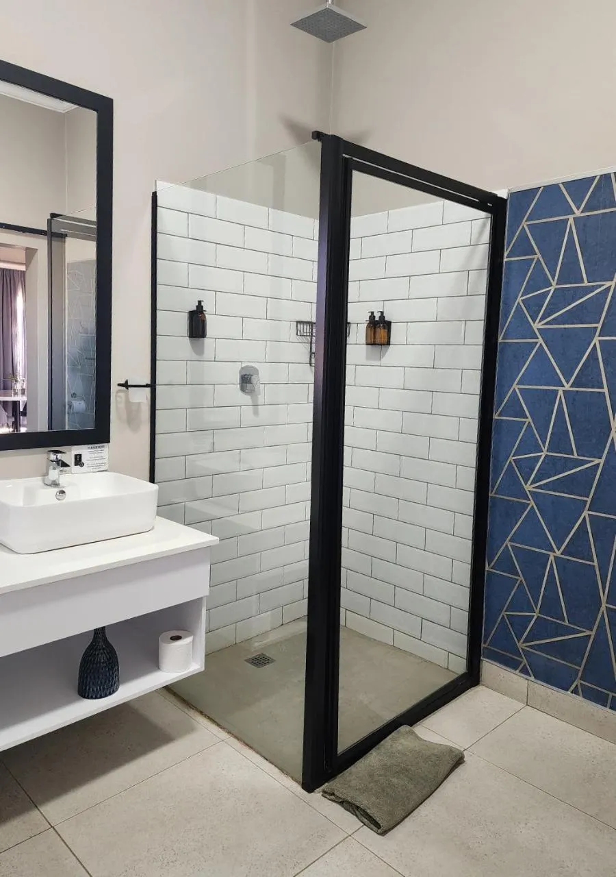 Shower in Summer PALACE Guesthouse