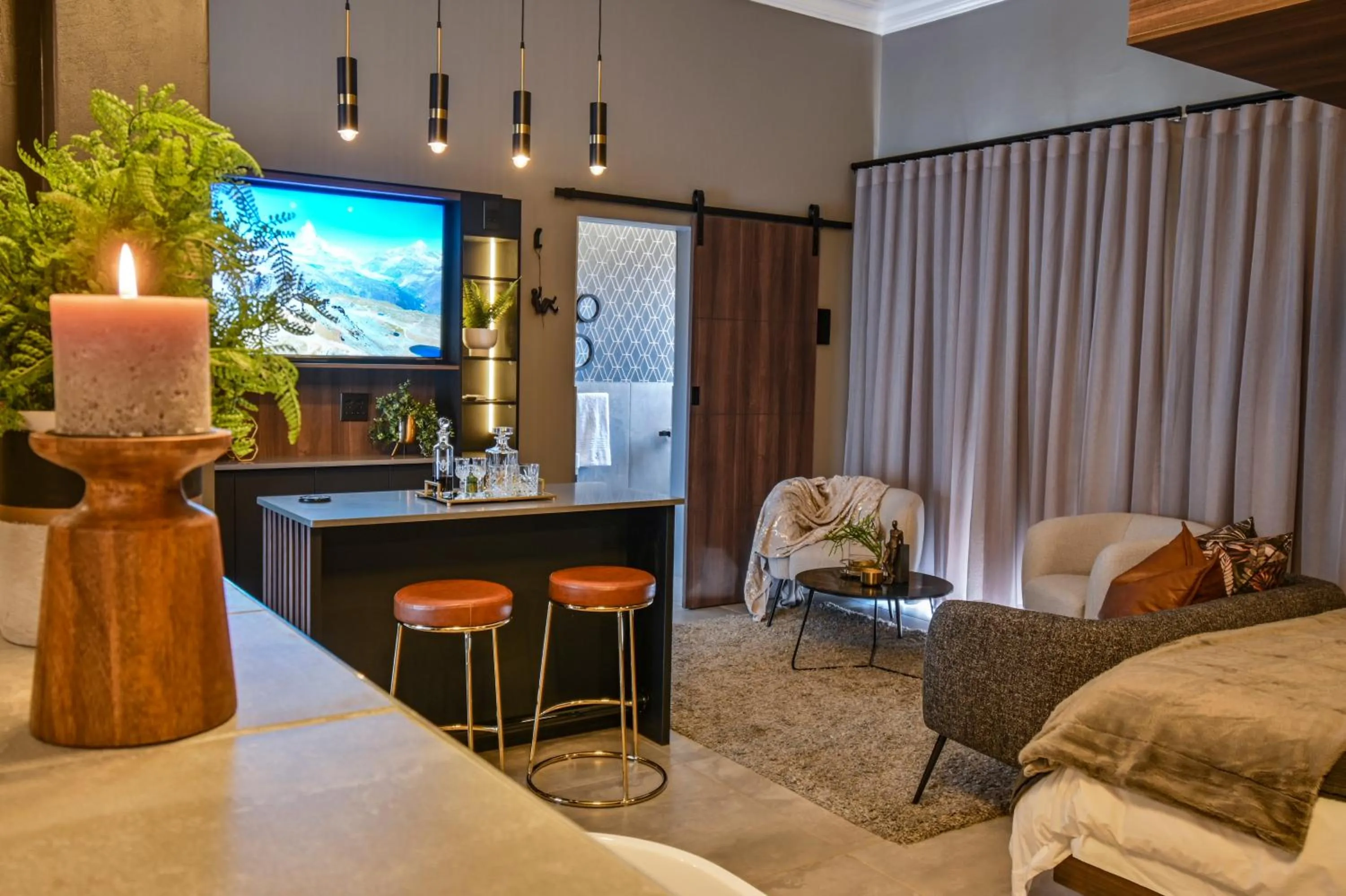 Communal lounge/ TV room in Summer PALACE Guesthouse