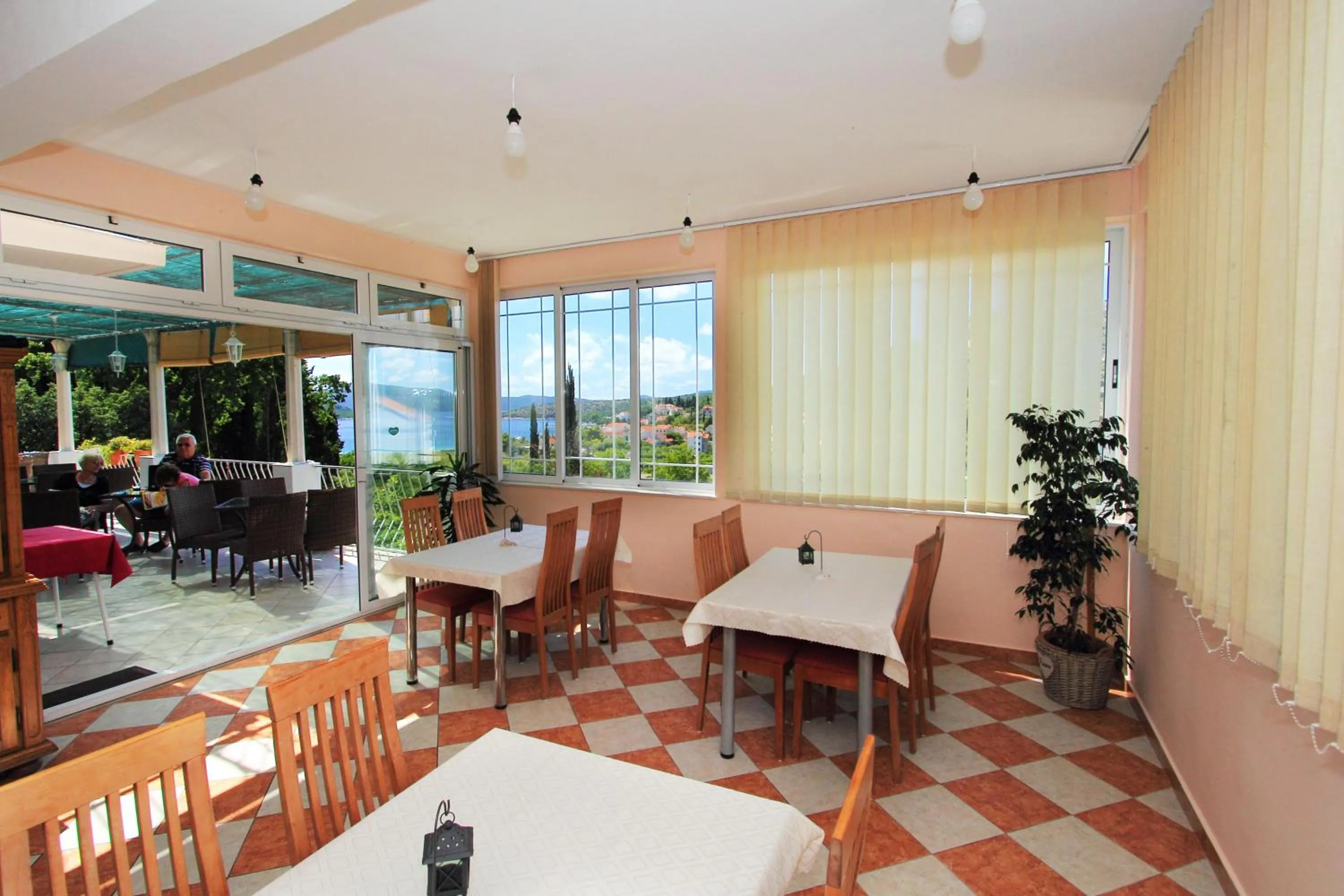 Communal lounge/ TV room in Vila Mozara