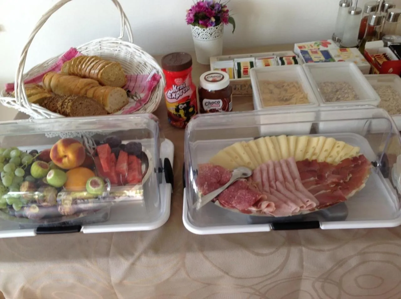 Buffet breakfast in Vila Mozara
